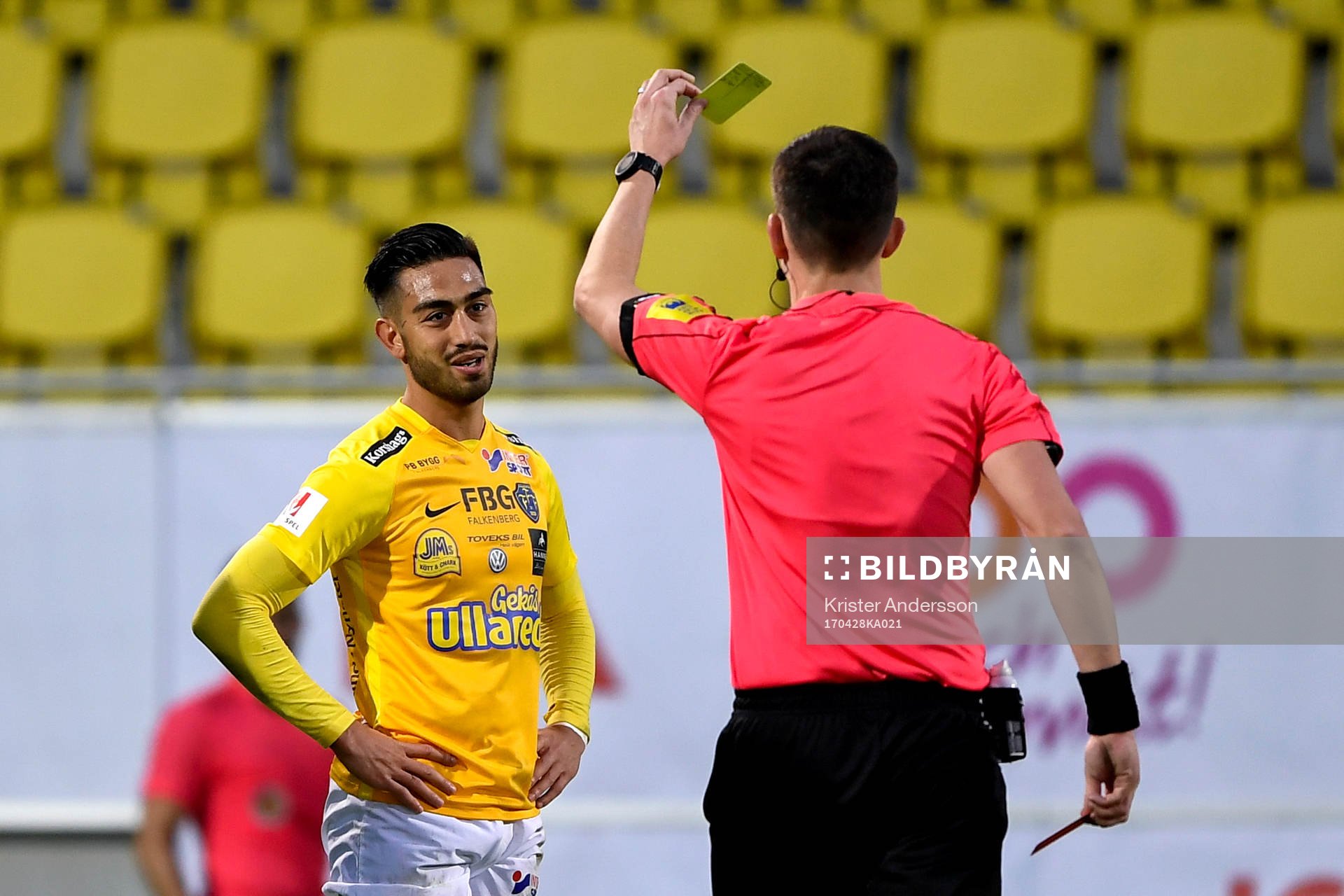 Falkenbergs Amin Nazari får rött kort av domare Nermin