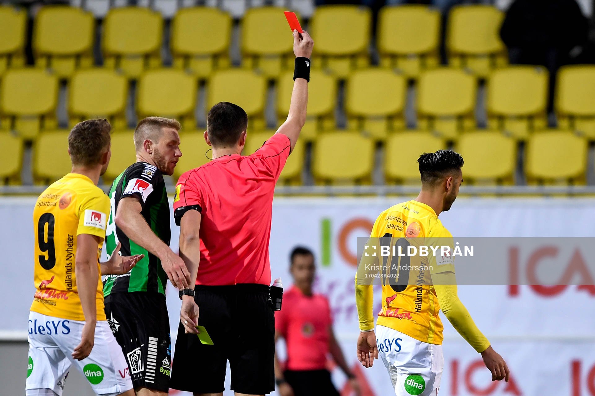 Falkenbergs Amin Nazari får rött kort av domare Nermin