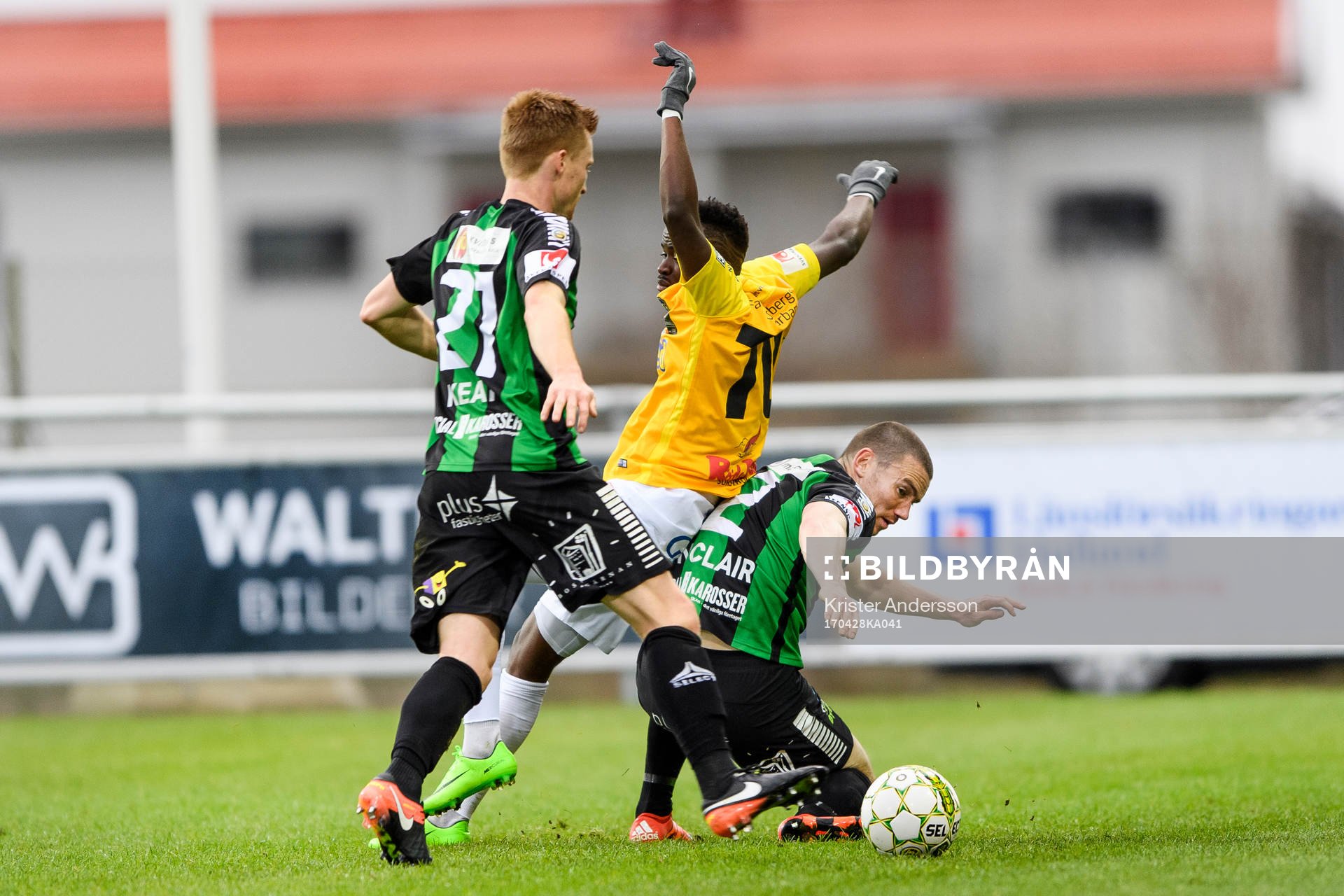 Falkenbergs Richard Donkor i kamp med GAIS Dan Keat (v) och James Sinclair (h) under fotbollsmatchen i Superettan mellan Falkenberg och GAIS den 28 april 2017 i Falkenberg.