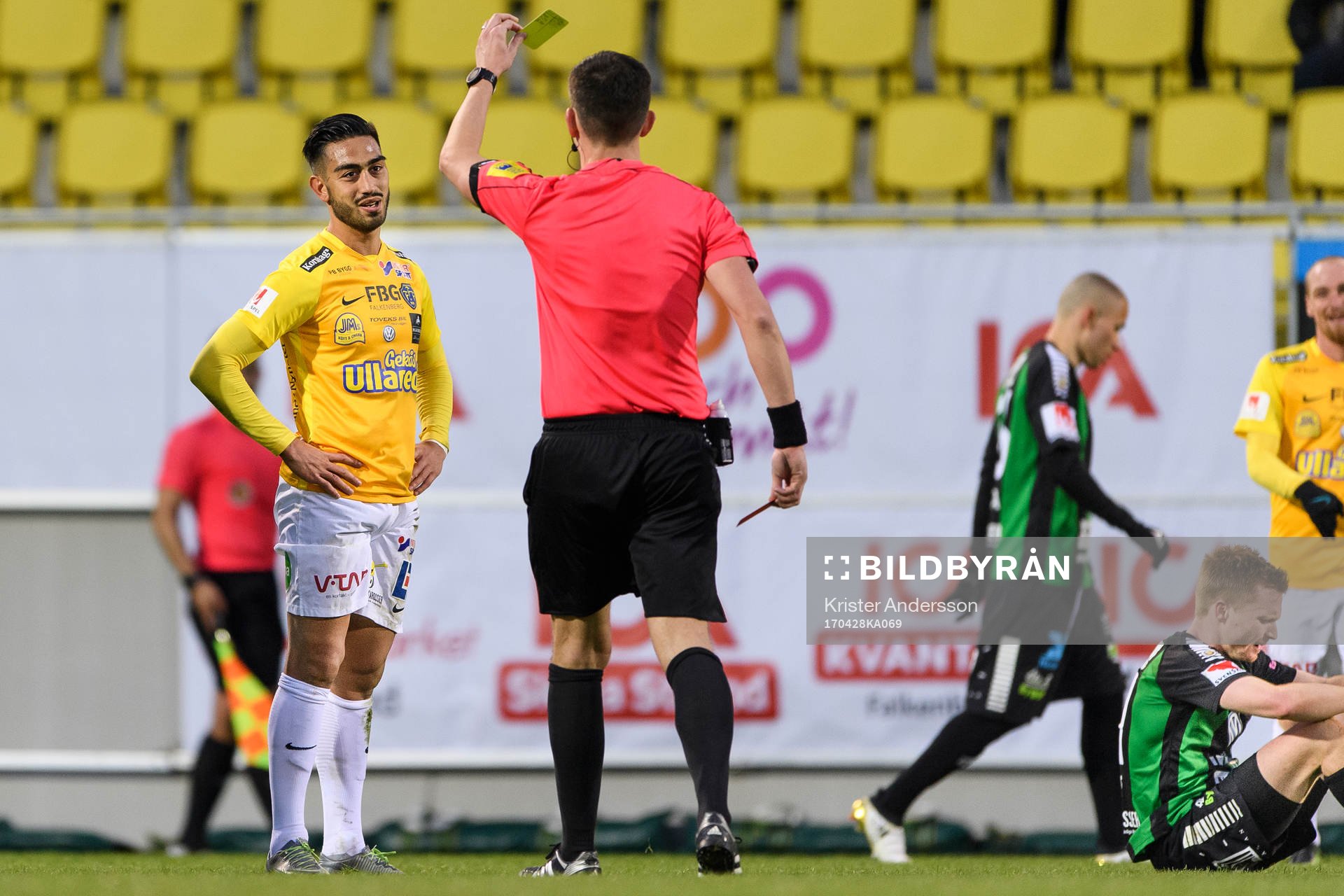 Falkenbergs Amin Nazari får sitt andra gula kort av domare