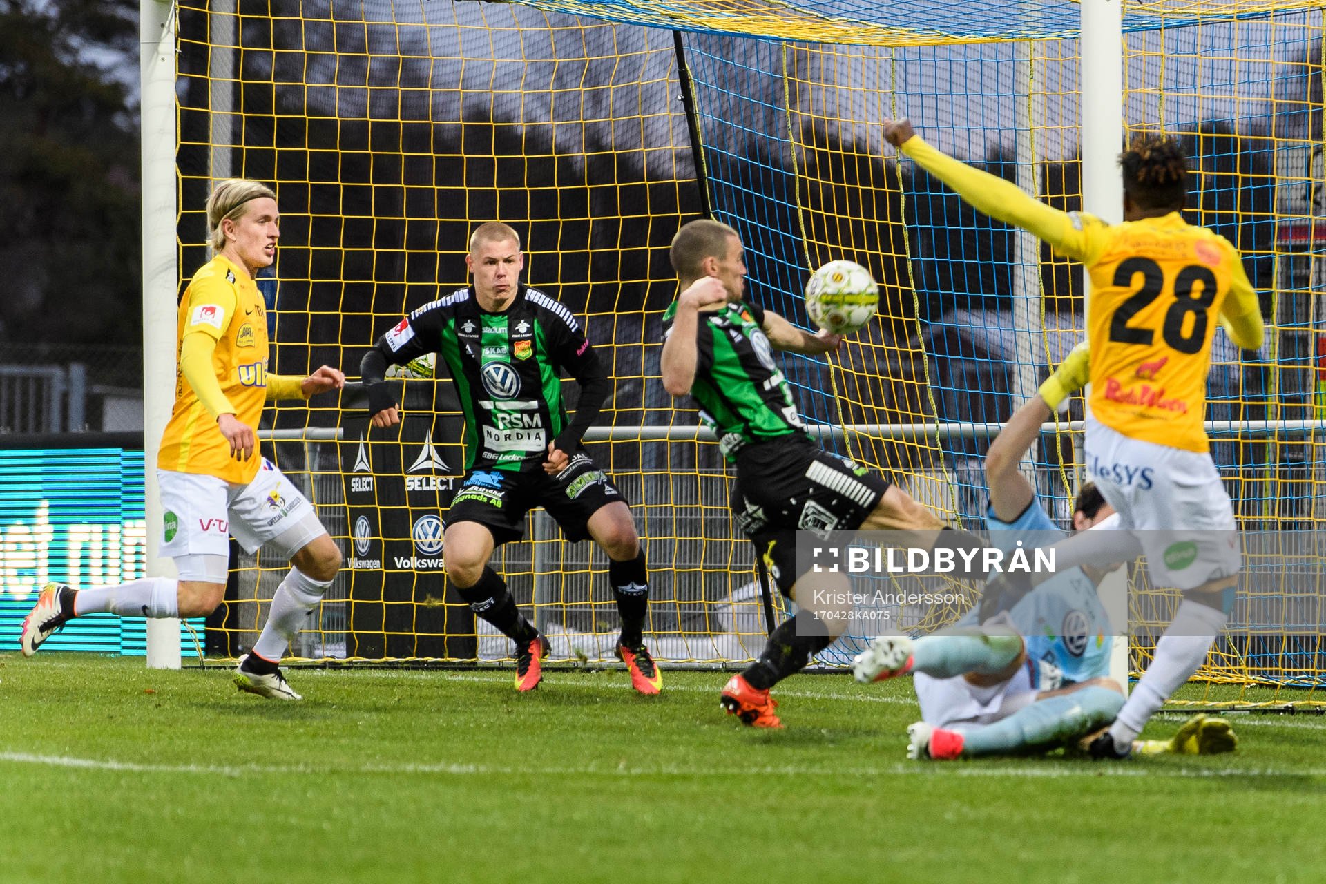 Bollen tar på GAIS James Sinclair arm