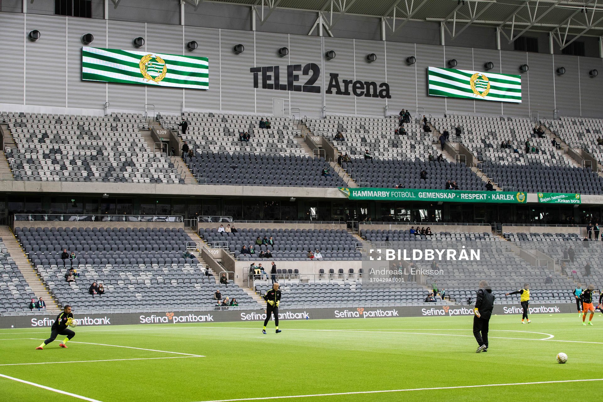 AFC Eskilstunas målvakter värmer upp på Tele2 Arena