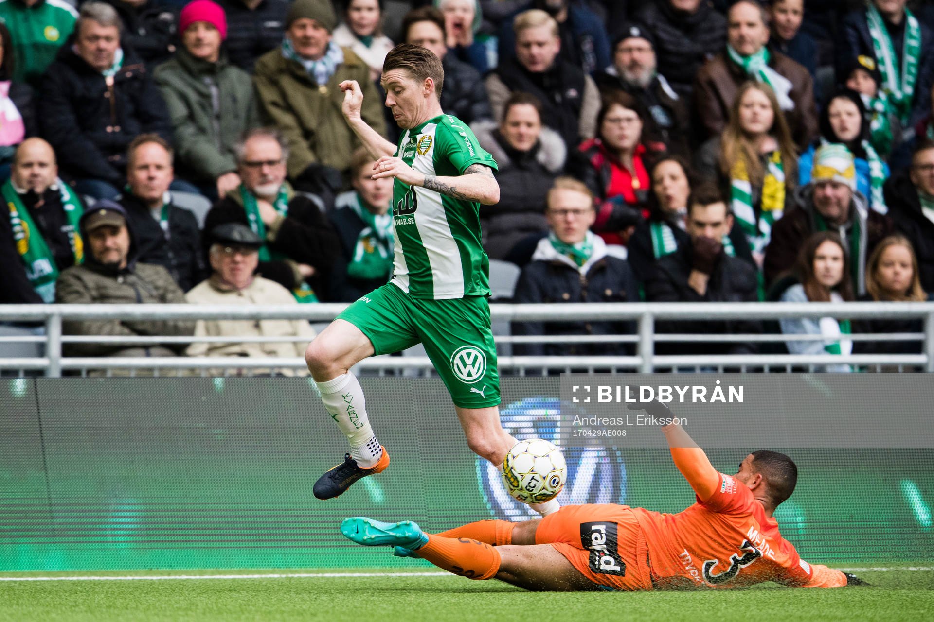 Hammarbys Birkir Már Saevarsson i kamp om bollen med AFC