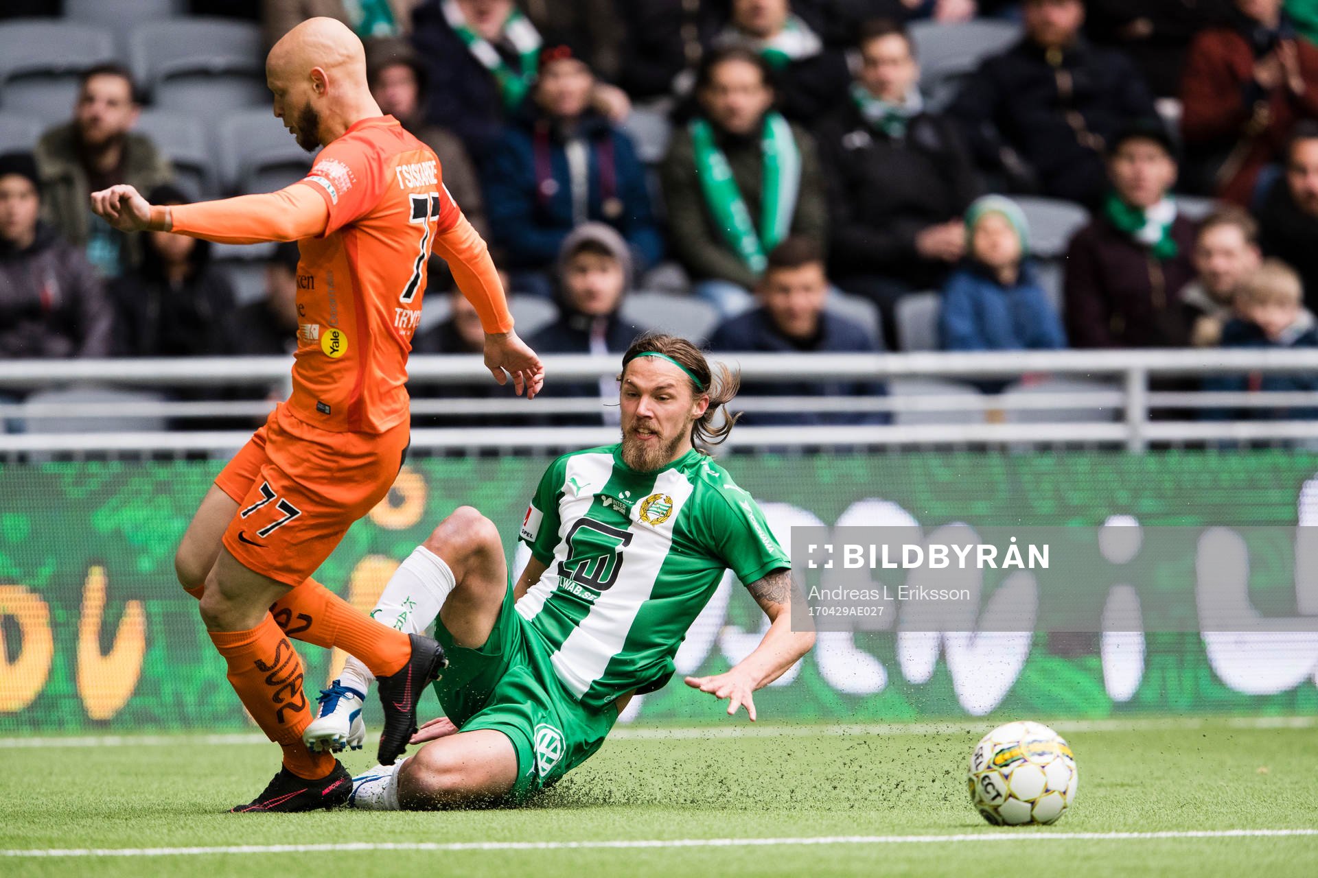 AFC Eskilstunas Zourab Tsisaridzei kamp om bollen med