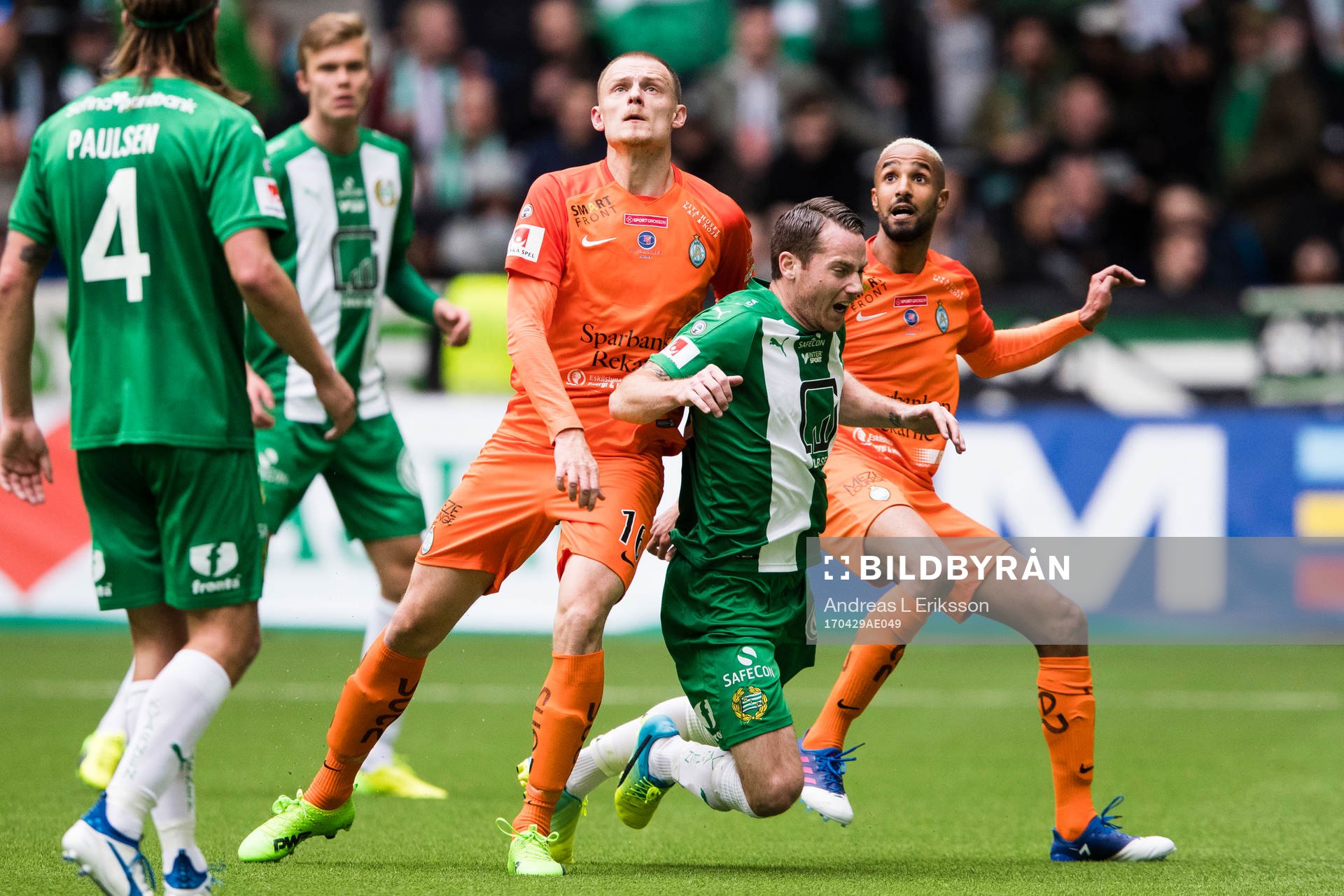 AFC Eskilstunas Simon Alexandersson i kamp om bollen med