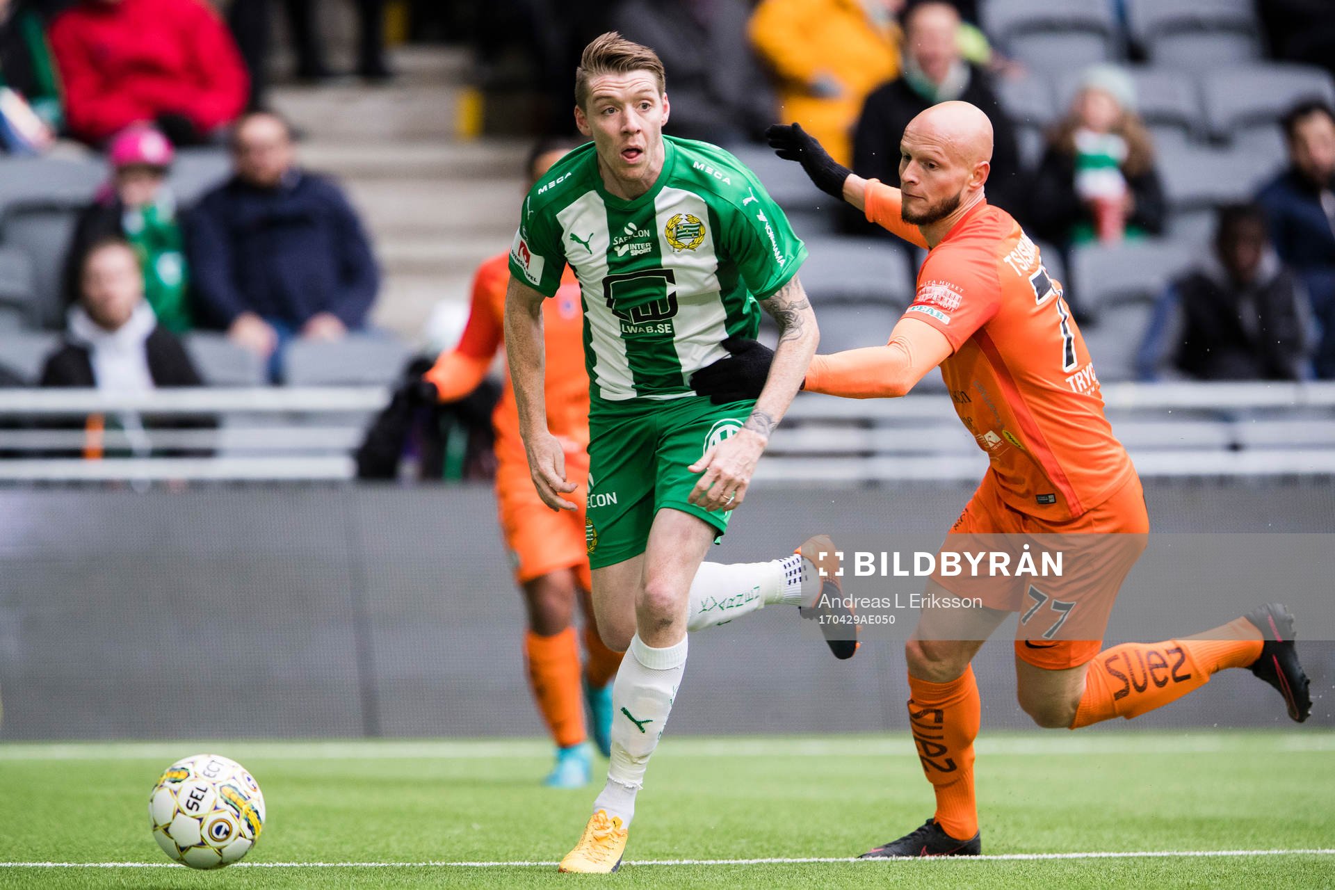 Hammarbys Birkir Már Saevarsson och AFC Eskilstunas Zourab