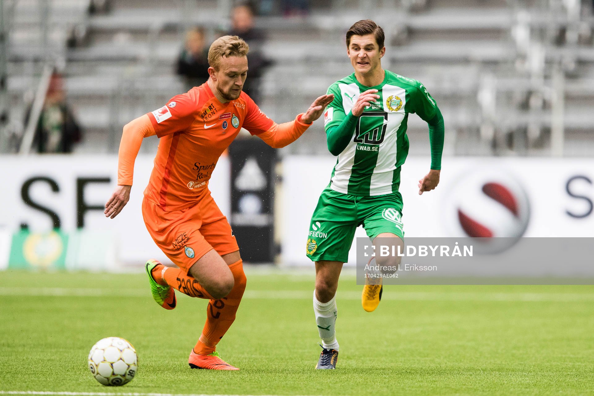 AFC Eskilstunas Alexander Michel i kamp om bollen med