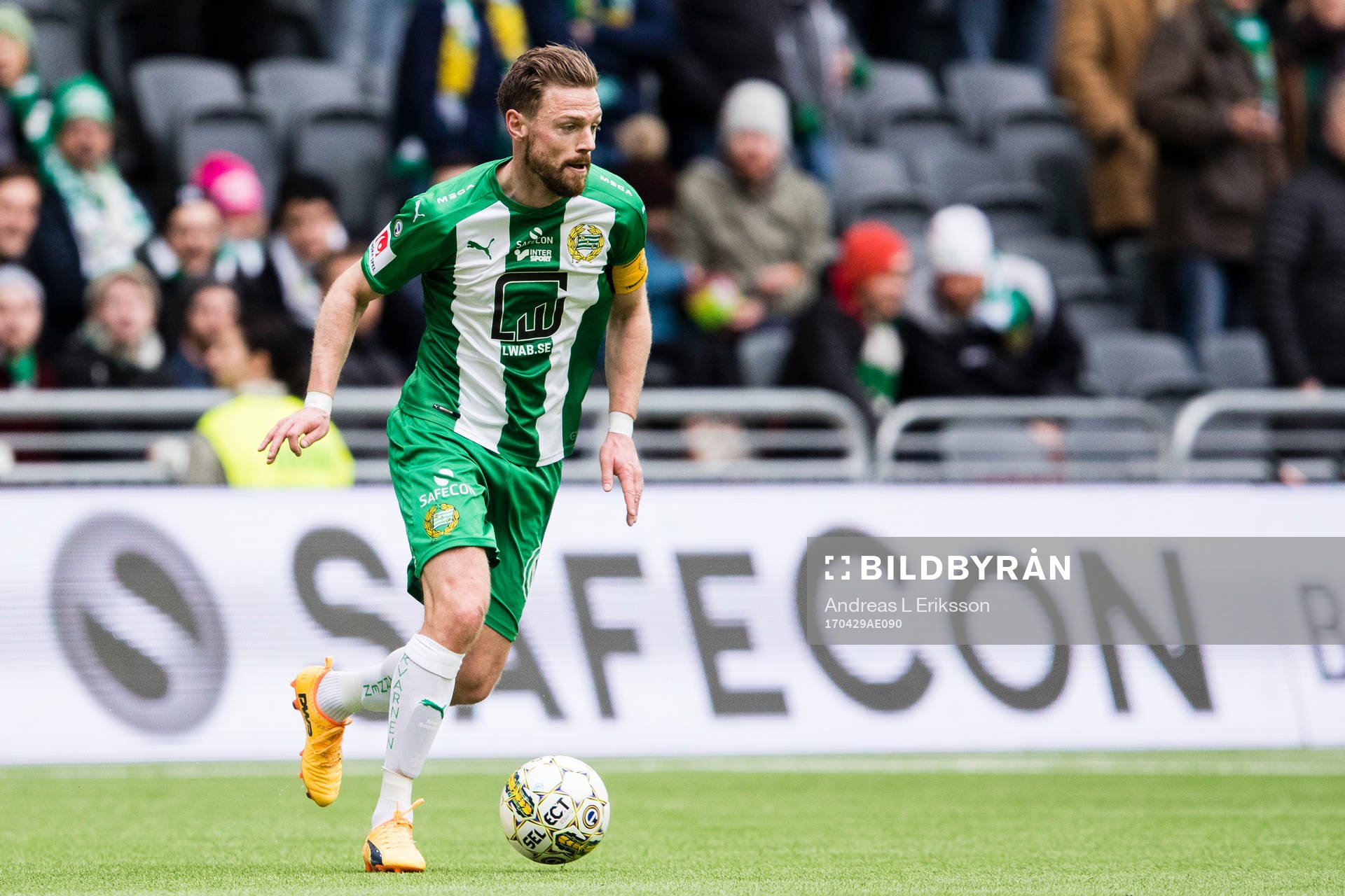 Hammarbys Arnór Smárason med bollen