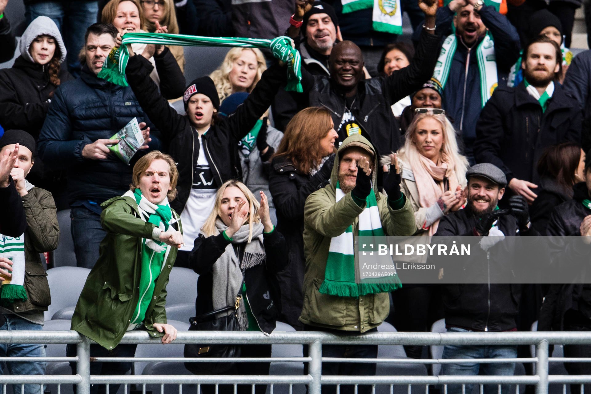 Hammarbys supportrar jublar