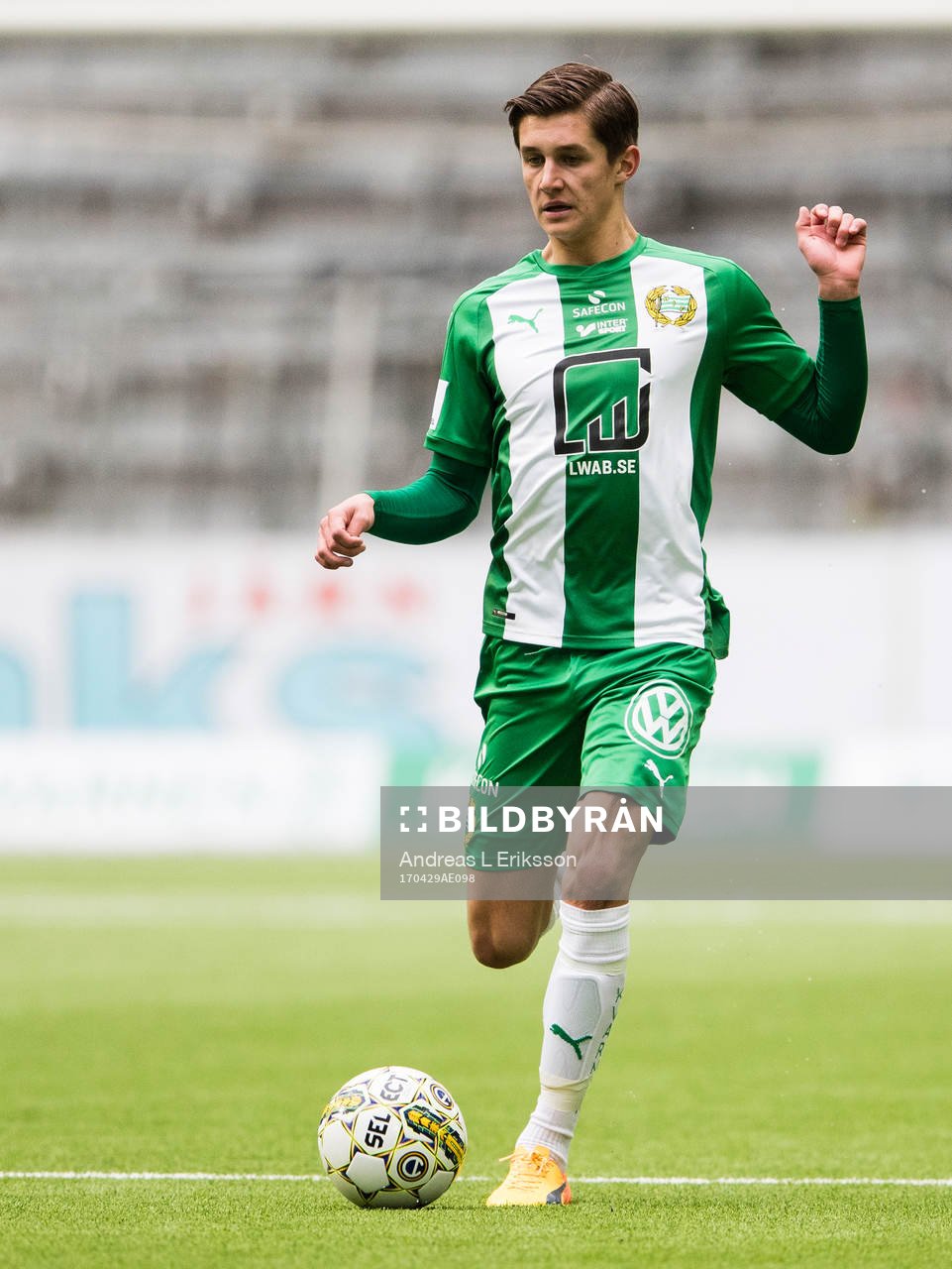 Hammarbys Leo Bengtsson med bollen
