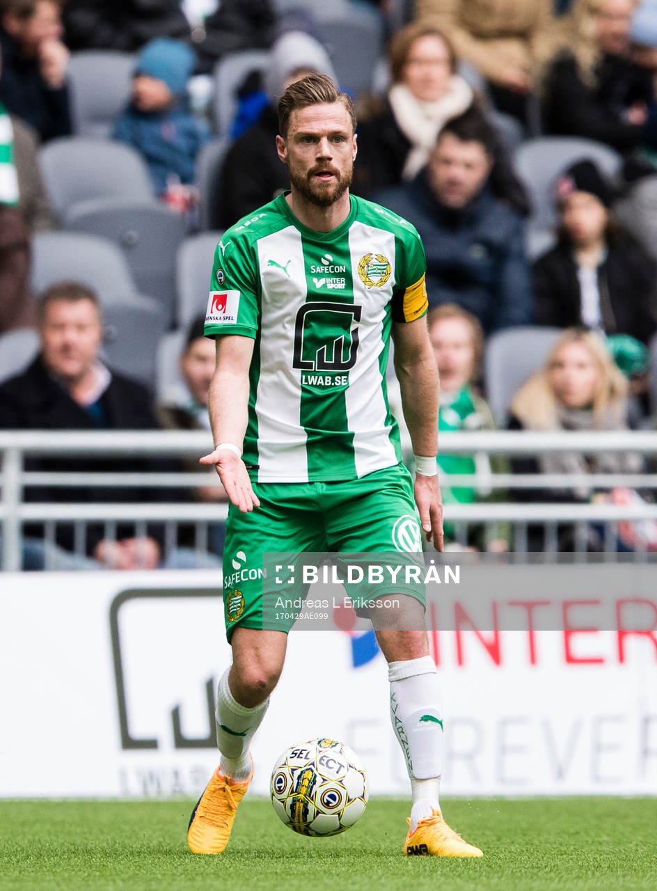 Hammarbys Arnór Smárason med bollen