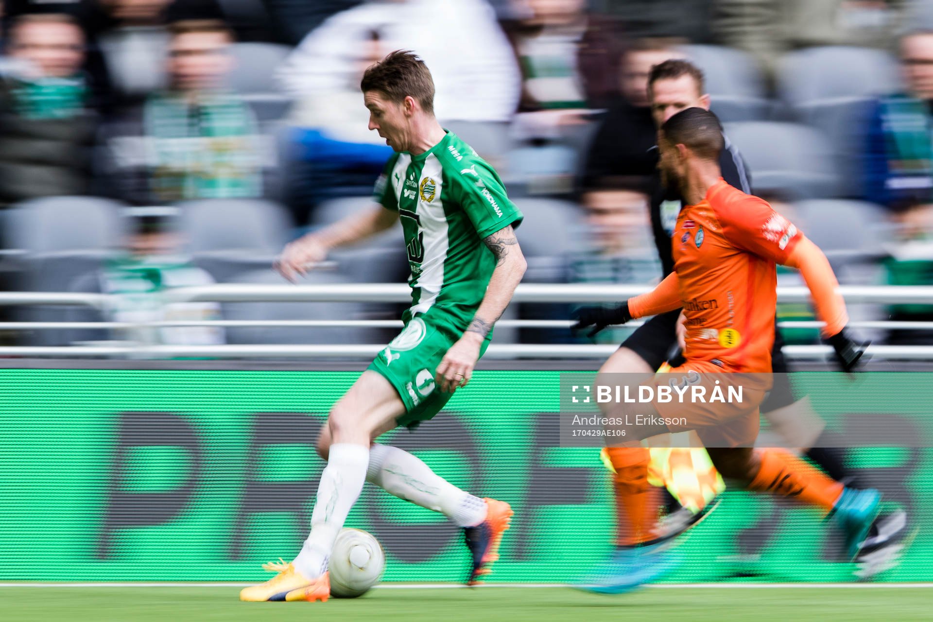 Hammarbys Birkir Már Saevarsson jagas av AFC Eskilstunas