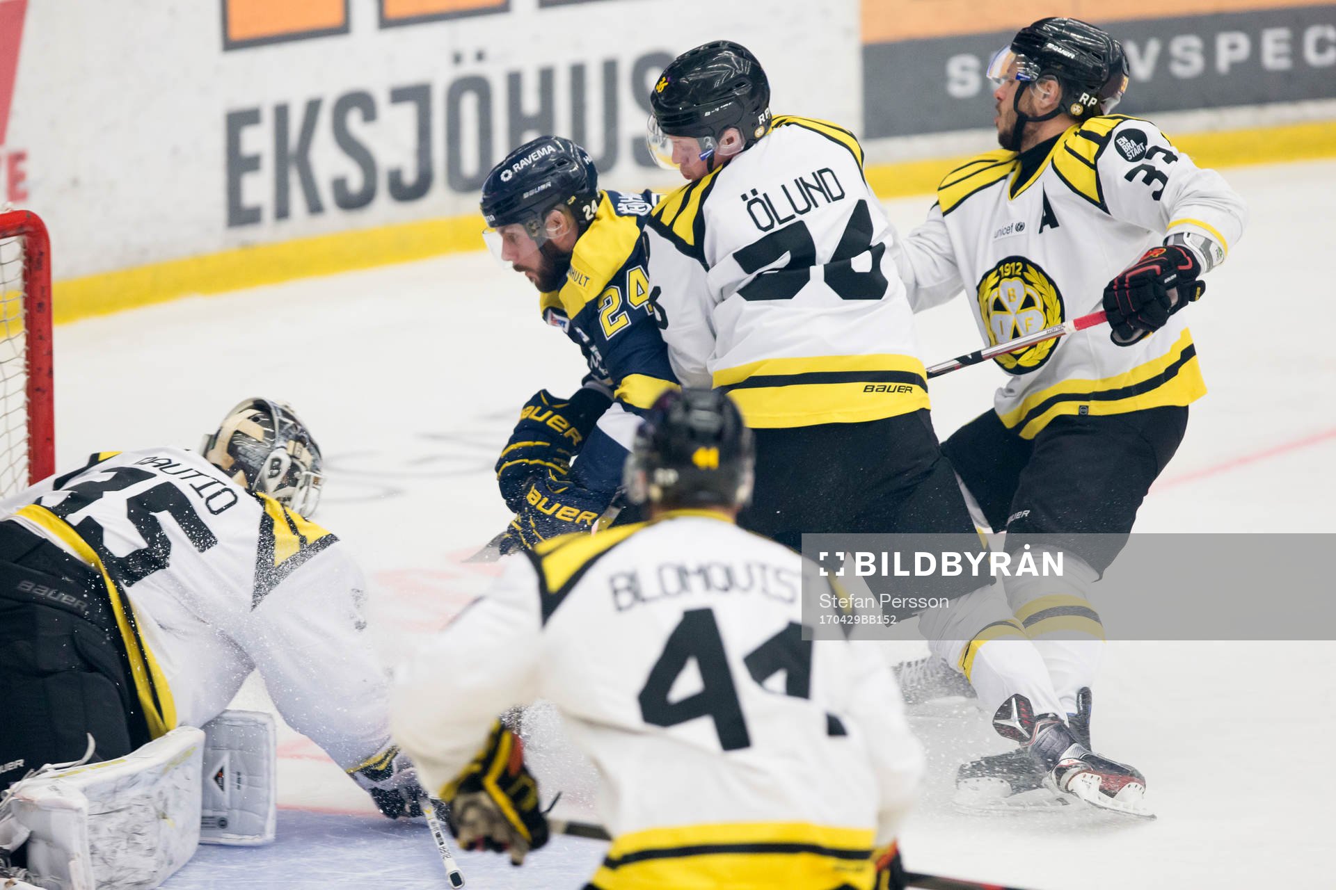 s Erik Christensen utmanar Brynäs målvakt David Rautio,
