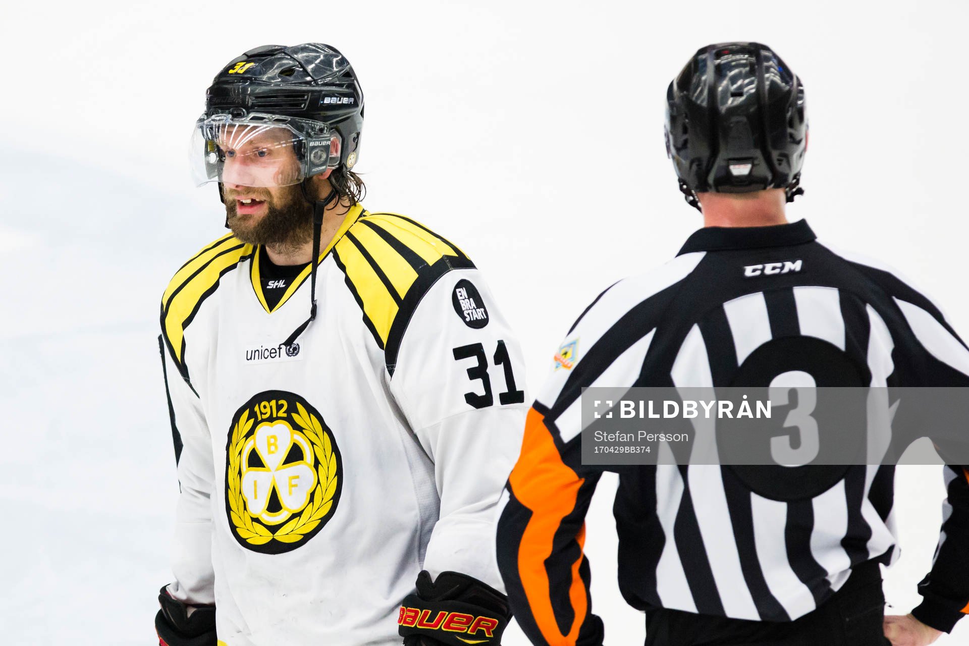 Brynäs Jonathan Granström i diskussion med Domare Linus
