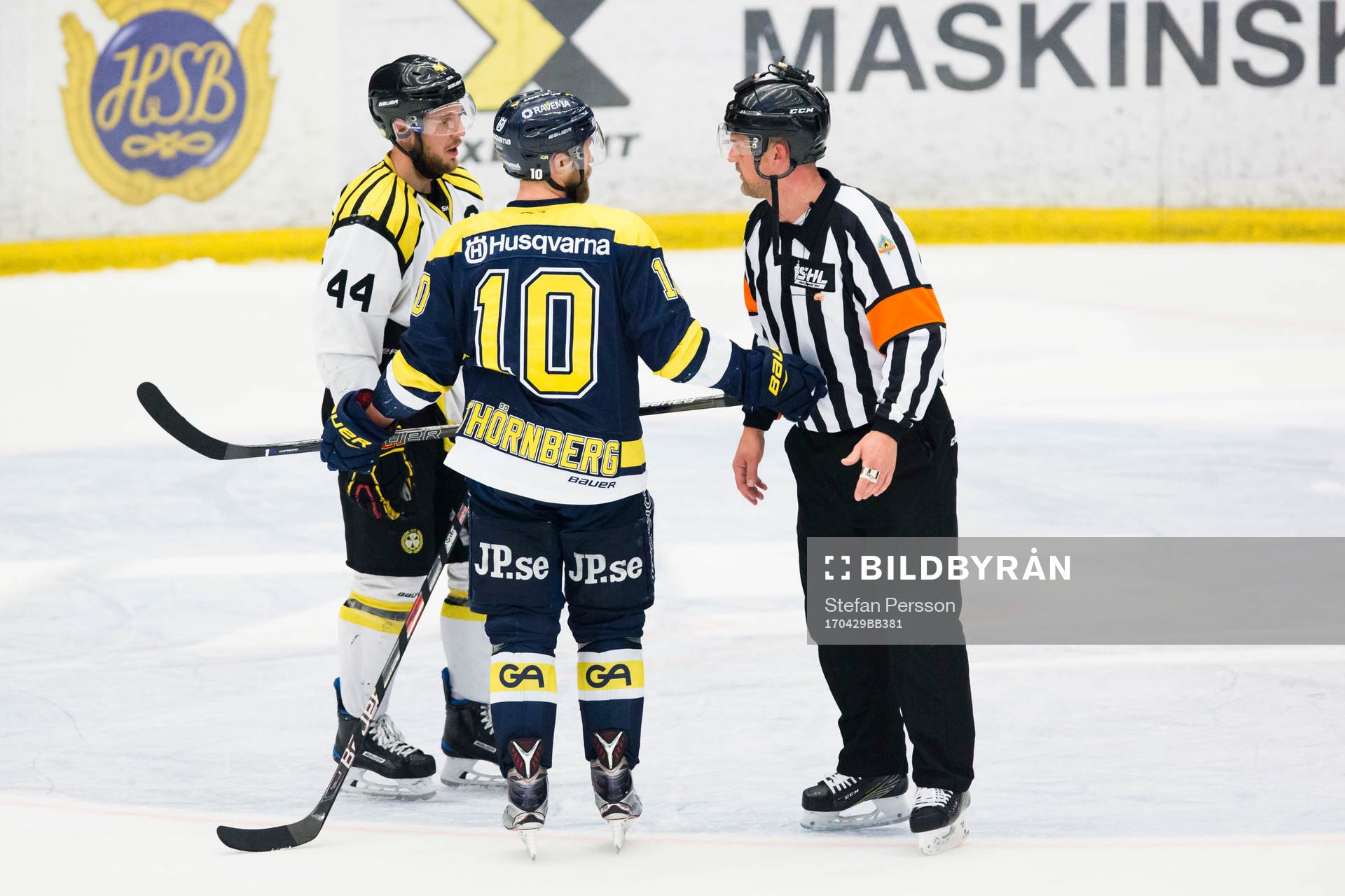 s Martin Thörnberg i diskussion med domaren Mikael Nord