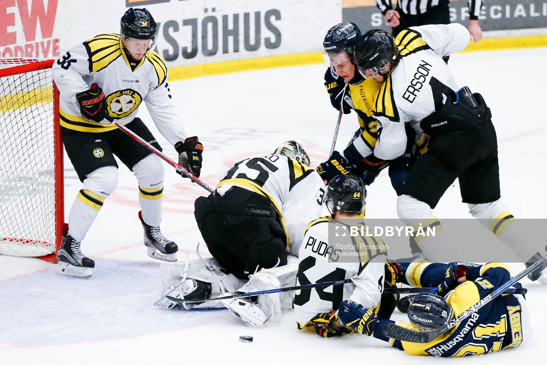 s Mattias Tedenby oroar framför Brynäs målvakt David