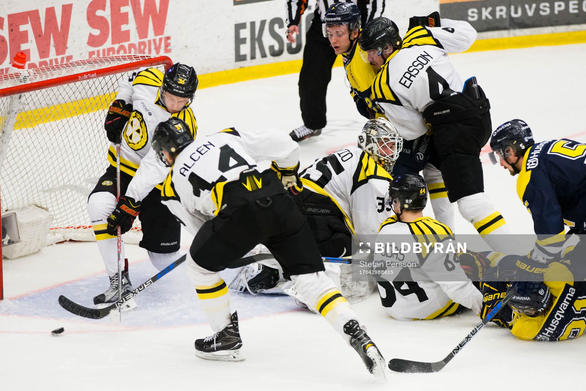Brynäs Linus Ölund rensar undan pucken framför målet