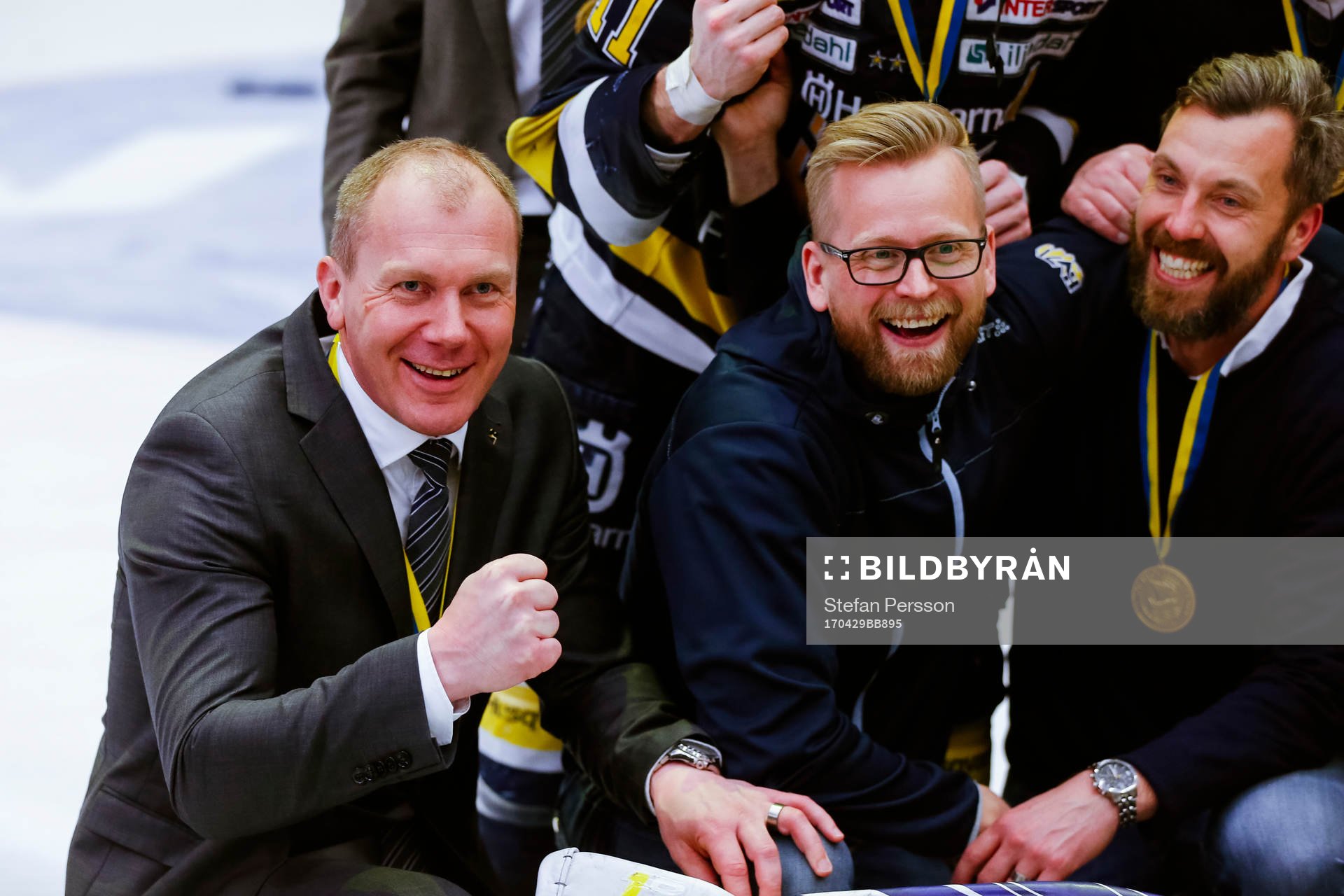 s tränare Johan Lindbom, Johan Davidsson, Johan Hult jublar