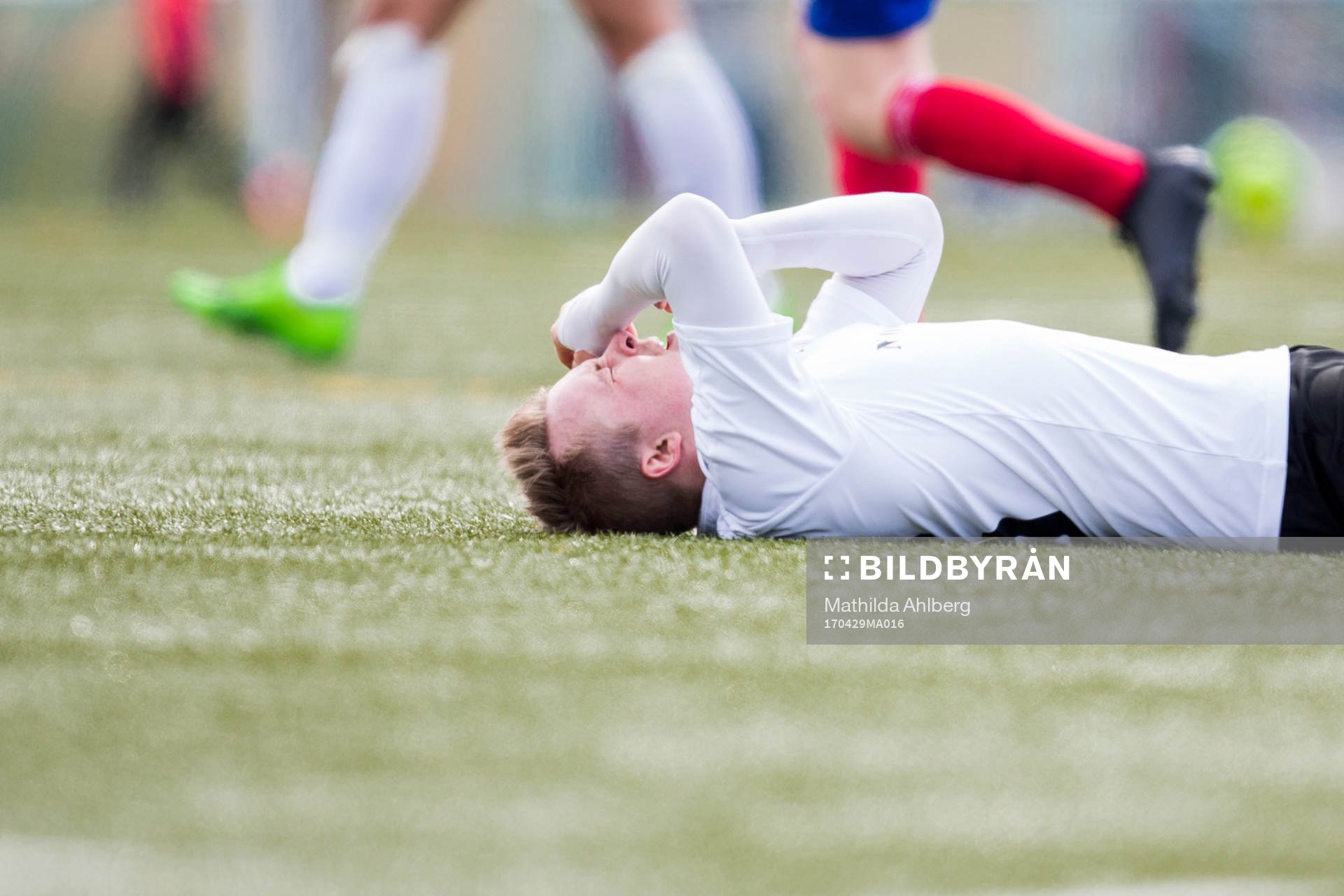Hittarps Nicklas Nielsen blir liggandes efter en smäll under fotbollsmatchen i Division 2 Västra Götaland mellan Hittarp och Tvååker den 29 april 2017 i Helsingborg.
