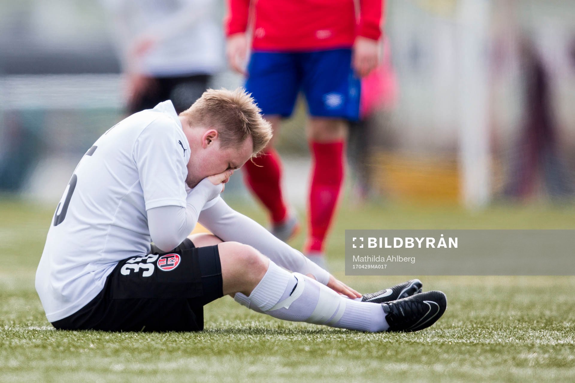 Hittarps Nicklas Nielsen blir liggandes efter en smäll under fotbollsmatchen i Division 2 Västra Götaland mellan Hittarp och Tvååker den 29 april 2017 i Helsingborg.