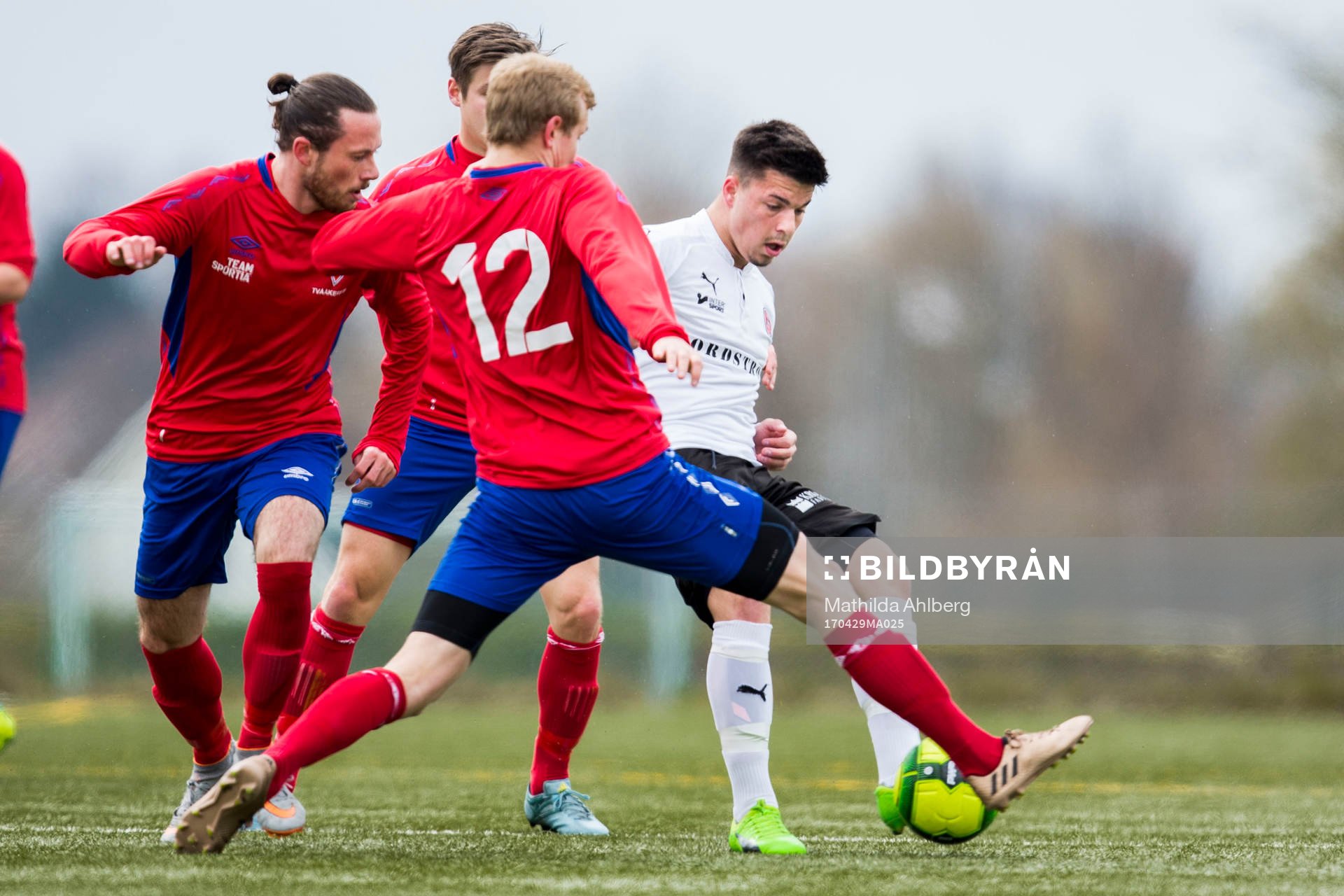 Hittarps Adonis Berisha tar sig igenom med bollen