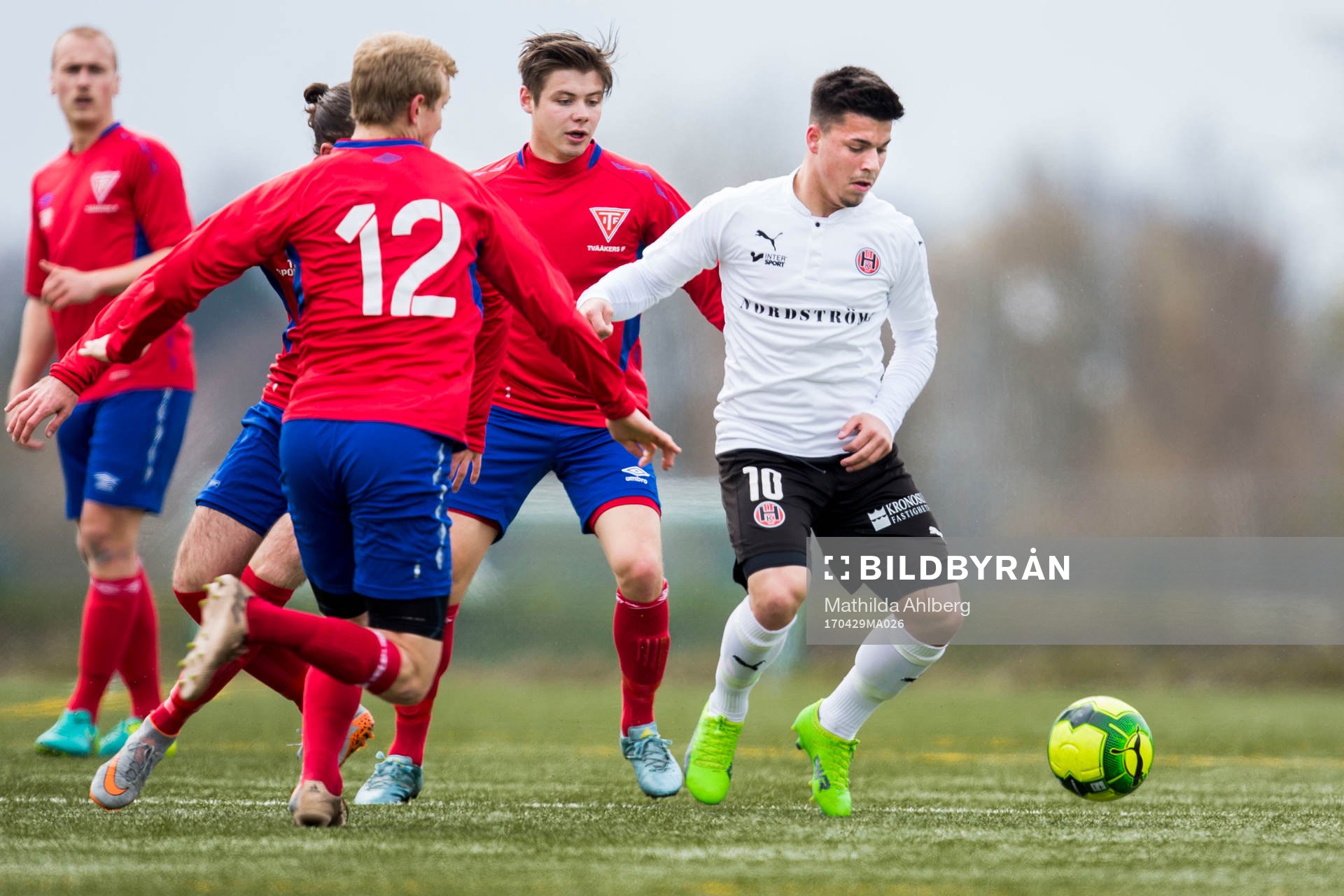 Hittarps Adonis Berisha tar sig igenom med bollen