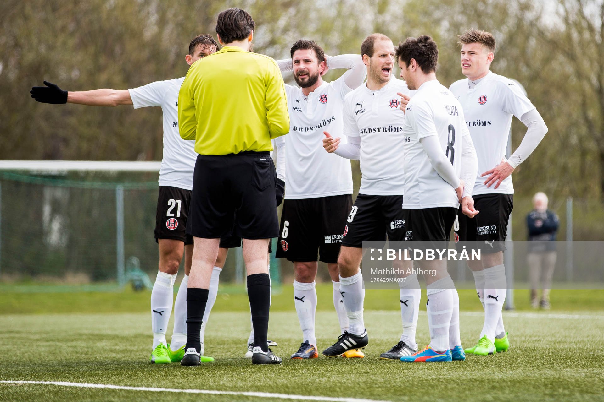 Hittarps Mikael Dahlgren protesterar mot domslut under fotbollsmatchen i Division 2 Västra Götaland mellan Hittarp och Tvååker den 29 april 2017 i Helsingborg.