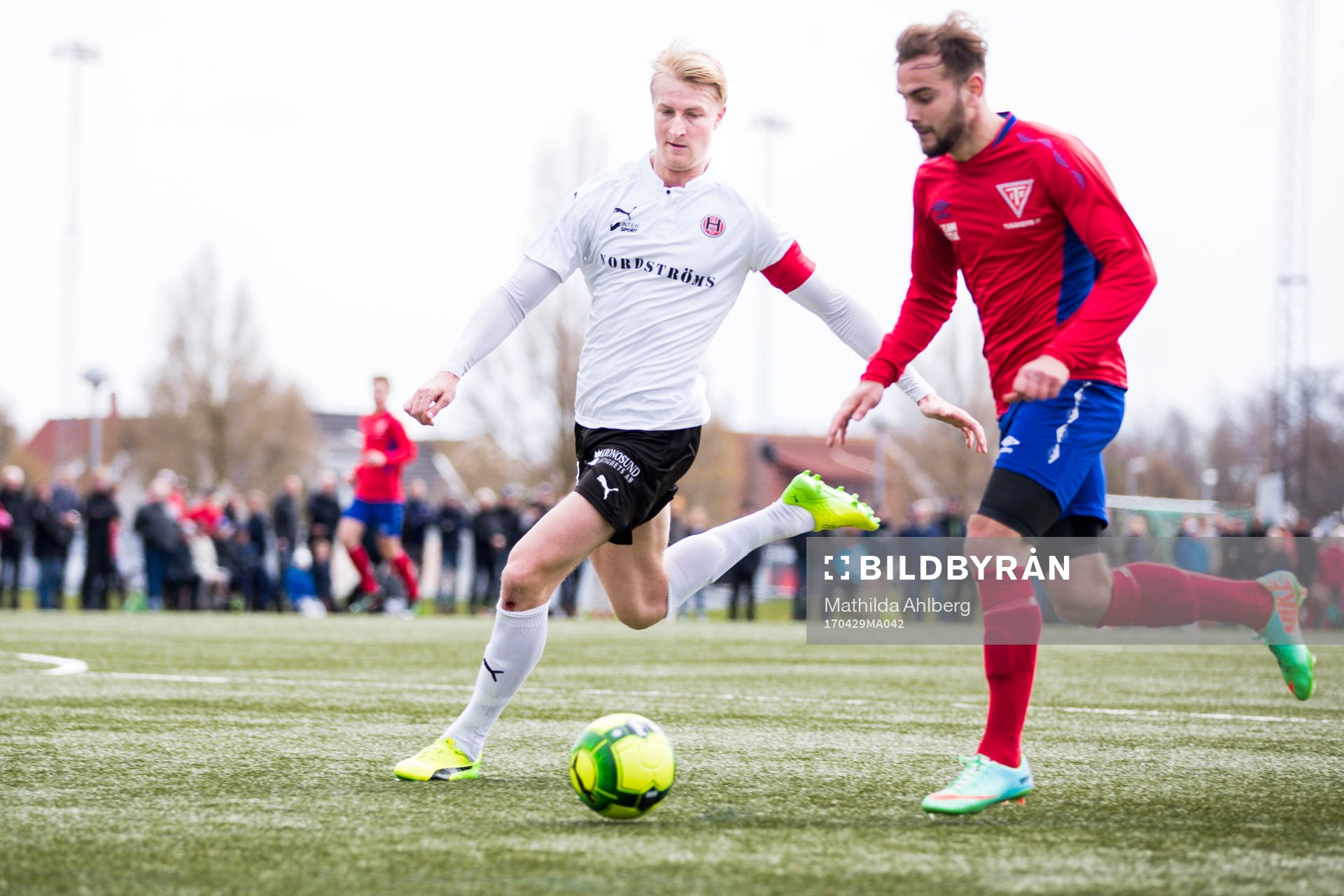 Hittarps Viktor Wihlstrand försvarar nder fotbollsmatchen