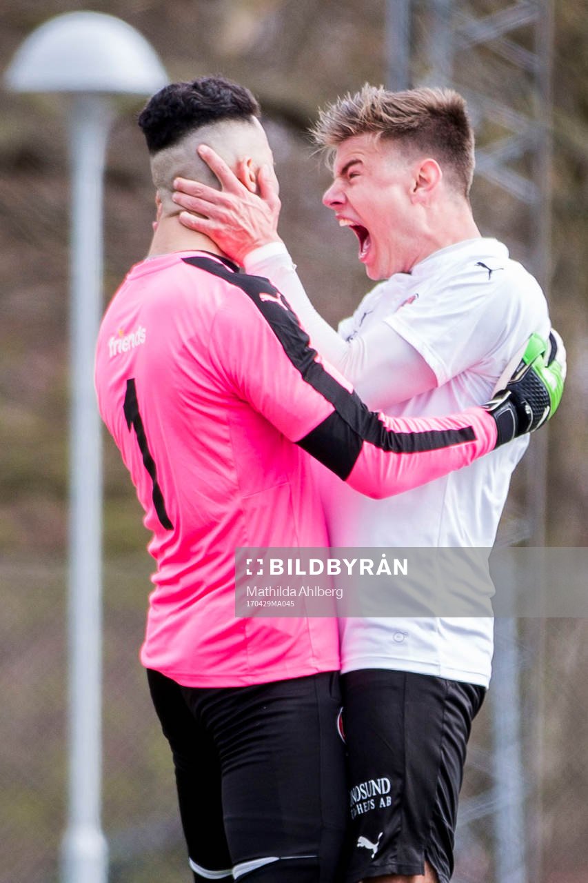 Hittarps målvakt Hussein Hamzi jublar tillsammans med Max Anderberg efter att ha räddat en straff under fotbollsmatchen i Division 2 Västra Götaland mellan Hittarp och Tvååker den 29 april 2017 i Helsingborg.