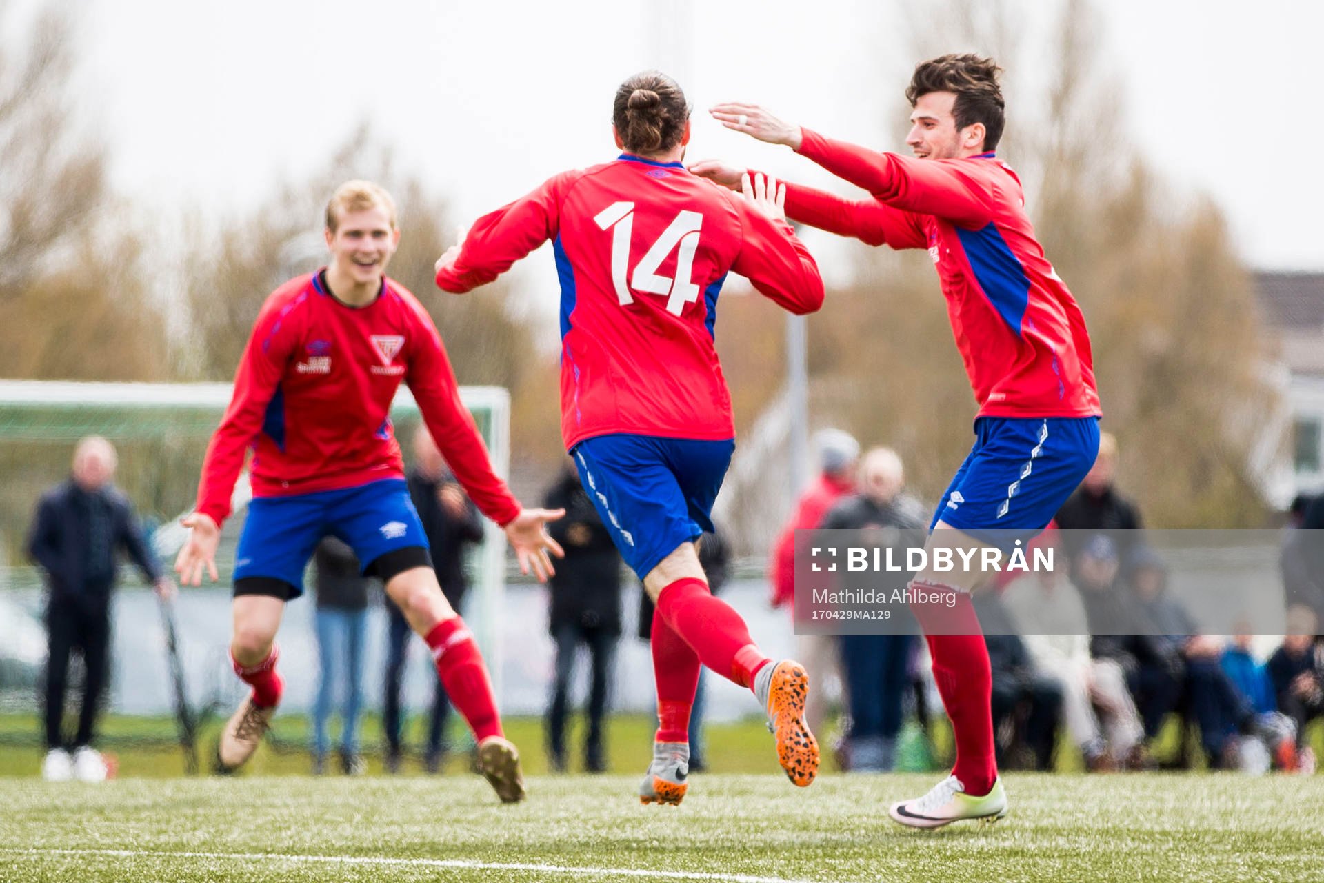 Tvååkers Rasmus Andersson (ryggen mot kameran) jublar