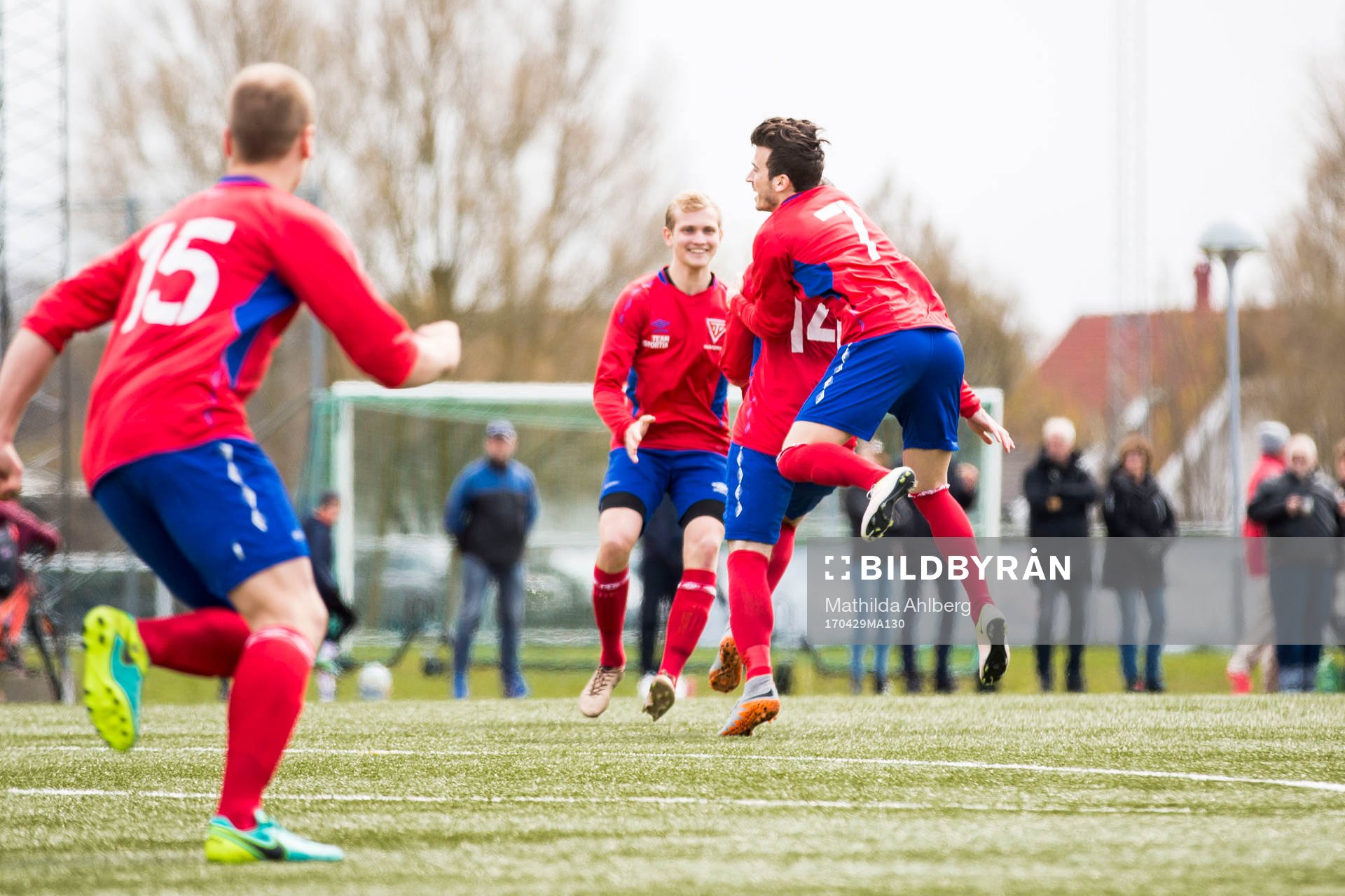 Tvååkers Rasmus Andersson (ryggen mot kameran) jublar