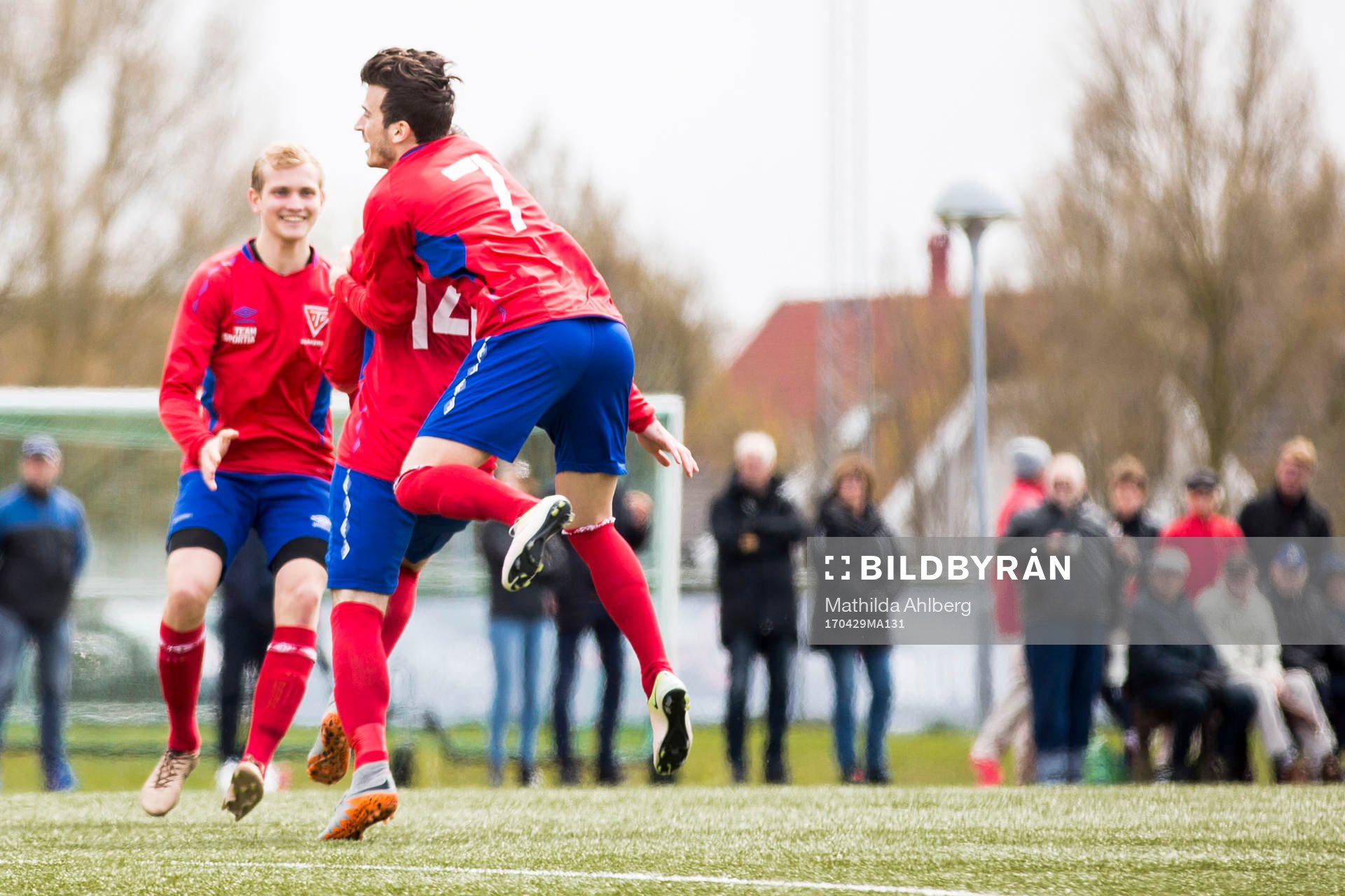 Tvååkers Rasmus Andersson (ryggen mot kameran) jublar tillsammans med Labinot Syla efter att ha gjort 1-1 under fotbollsmatchen i Division 2 Västra Götaland mellan Hittarp och Tvååker den 29 april 2017 i Helsingborg.