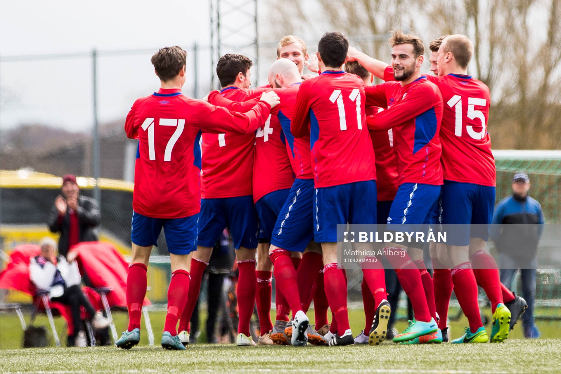 Tvååkers Rasmus Andersson (ryggen mot kameran) jublar tillsammans med lagkamrater efter att ha gjort 1-1 under fotbollsmatchen i Division 2 Västra Götaland mellan Hittarp och Tvååker den 29 april 2017 i Helsingborg.