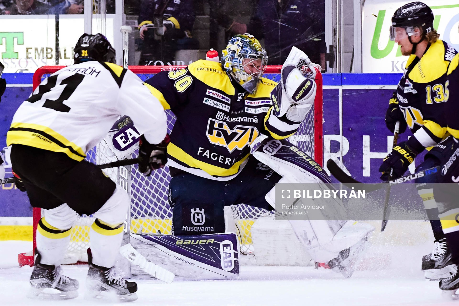 s målvakt Linus Söderström räddar skott från Brynäs