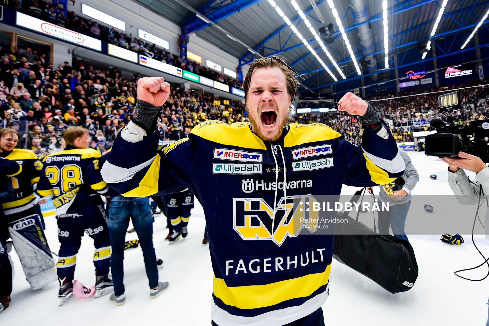 s Mikko Lehtonen  jublar