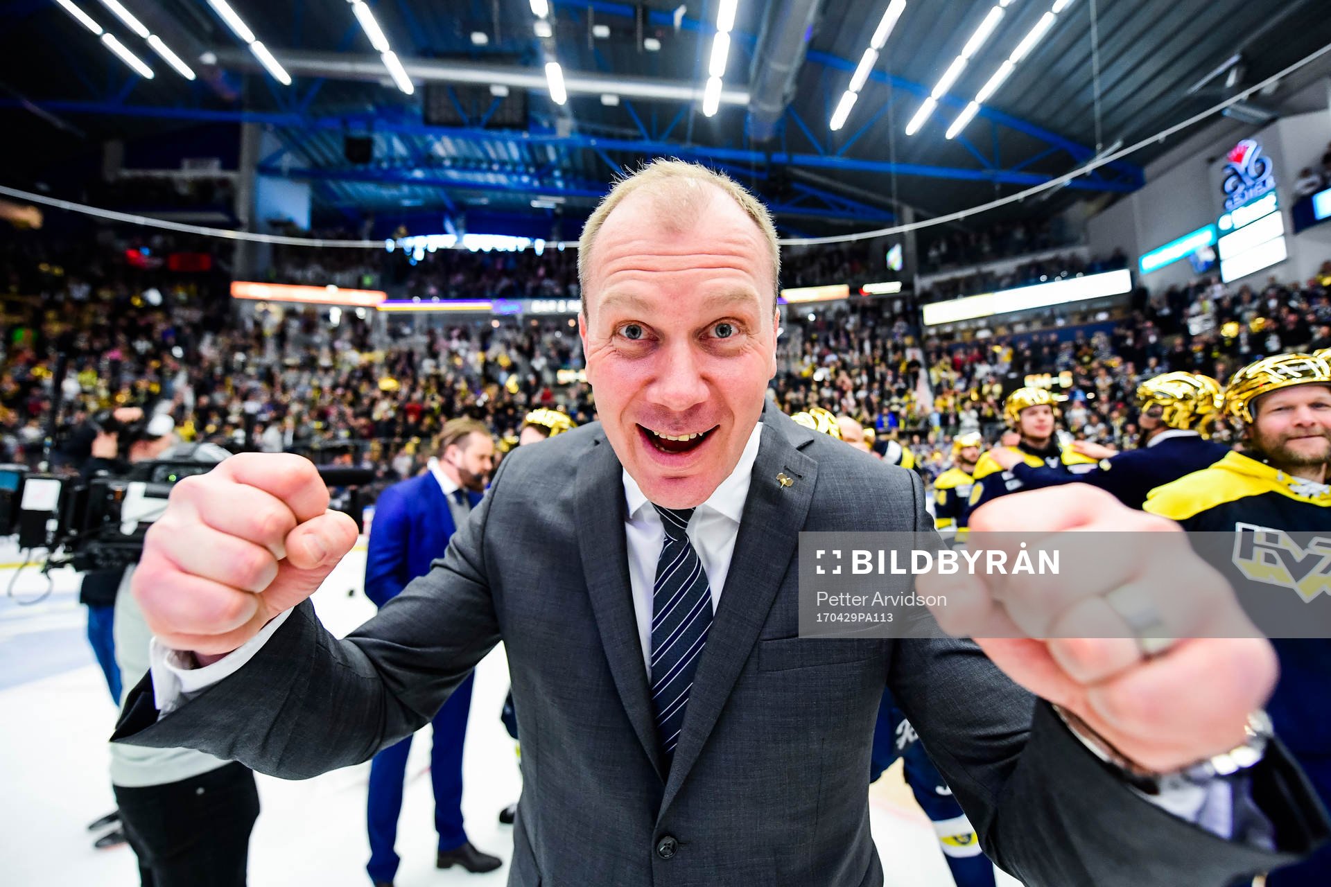 s tränare Johan Lindbom  jublar