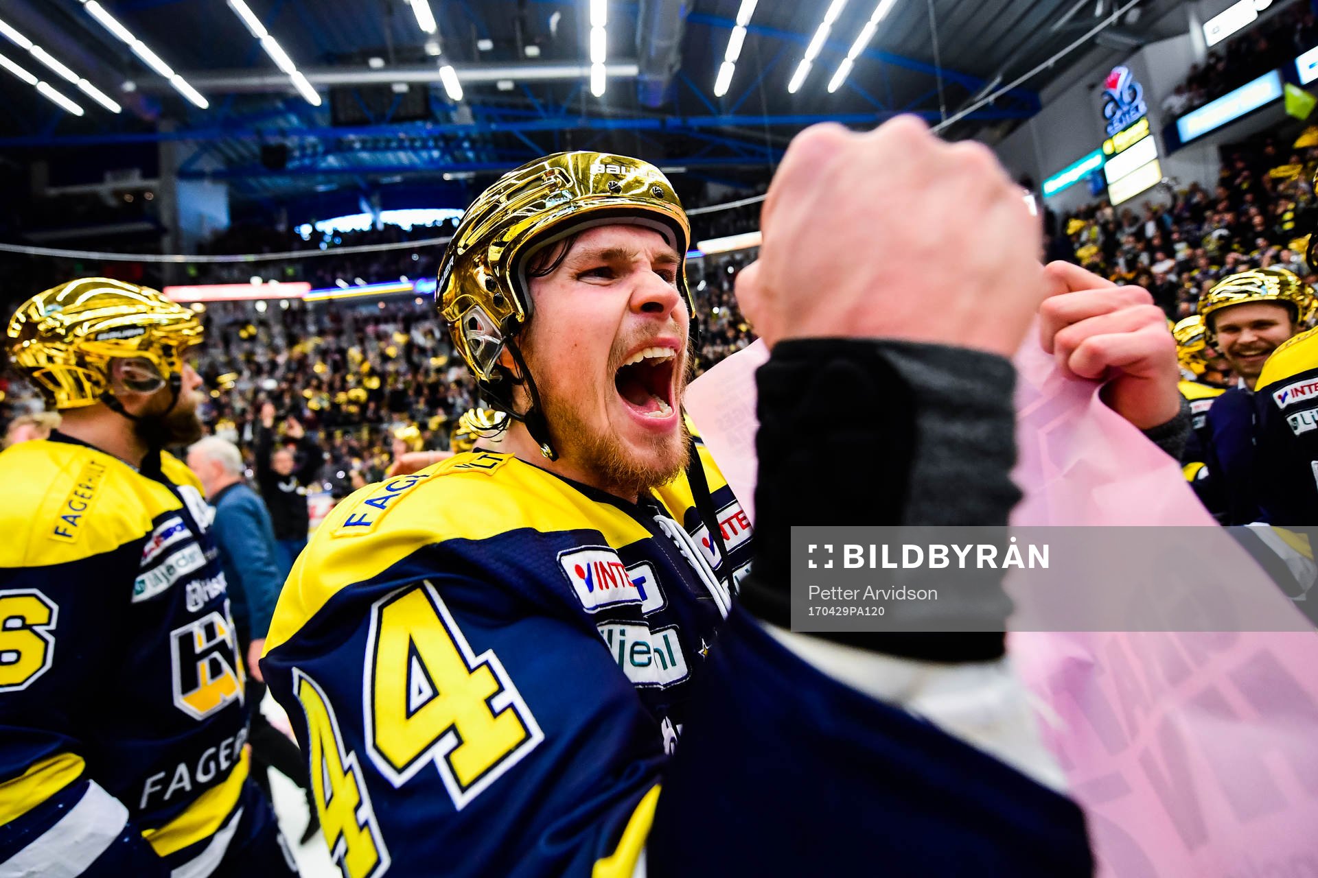 s Mikko Lehtonen  jublar