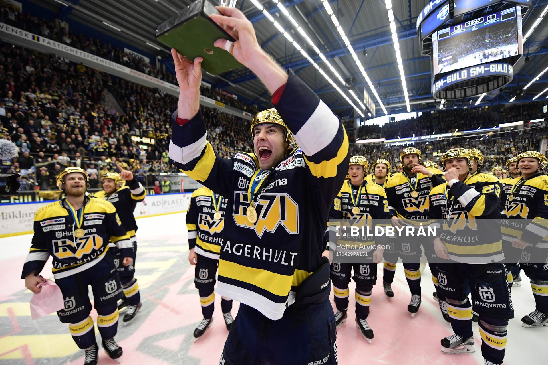 s Kevin Stenlund   jublar med pokalen