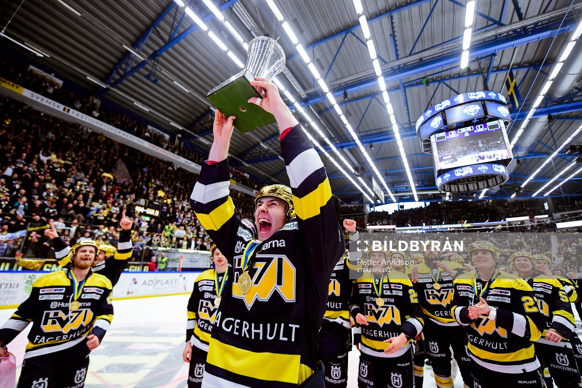 s  Kevin Stenlund  jublar med pokalen