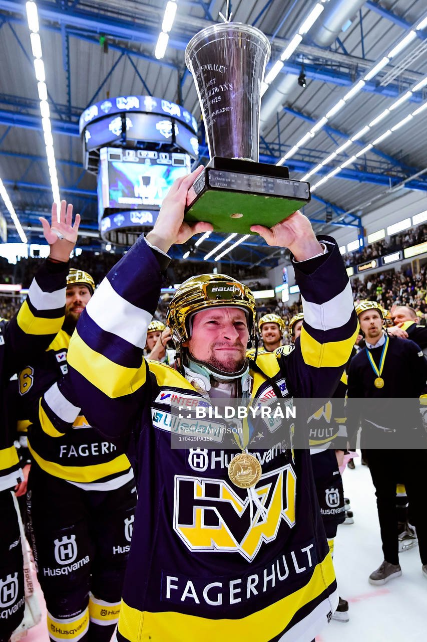s  Chris Abbott   jublar med pokalen