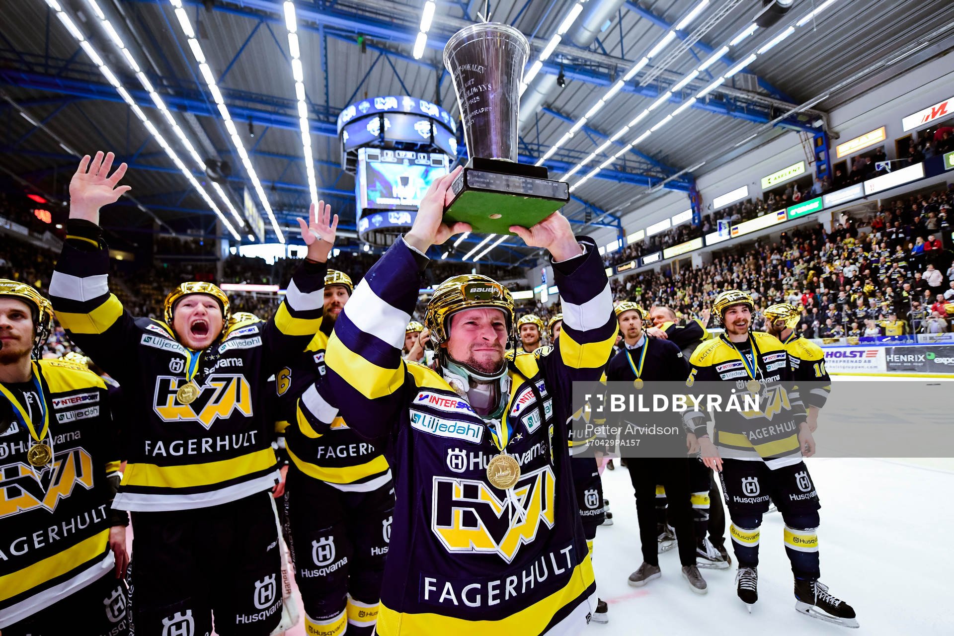 s  Chris Abbott   jublar med pokalen