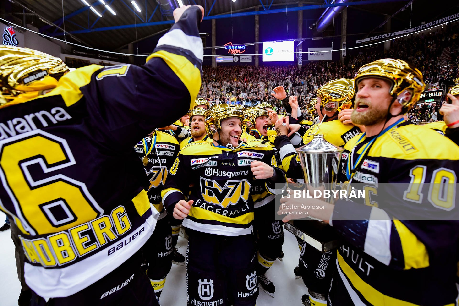 s Pär Arlbrandt och Martin Thörnberg jublar med pokalen