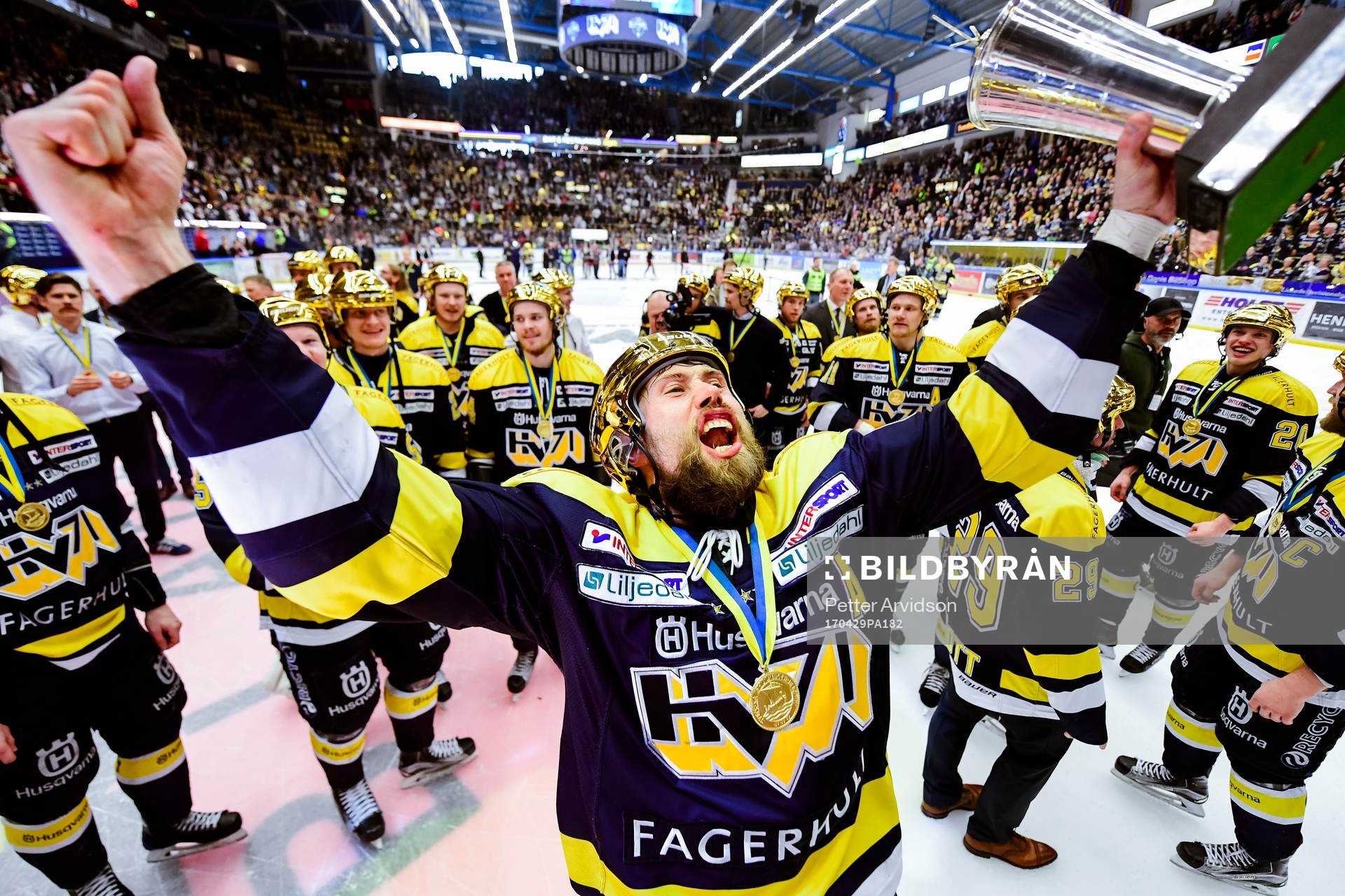 s Christoffer Persson  jublar med pokalen