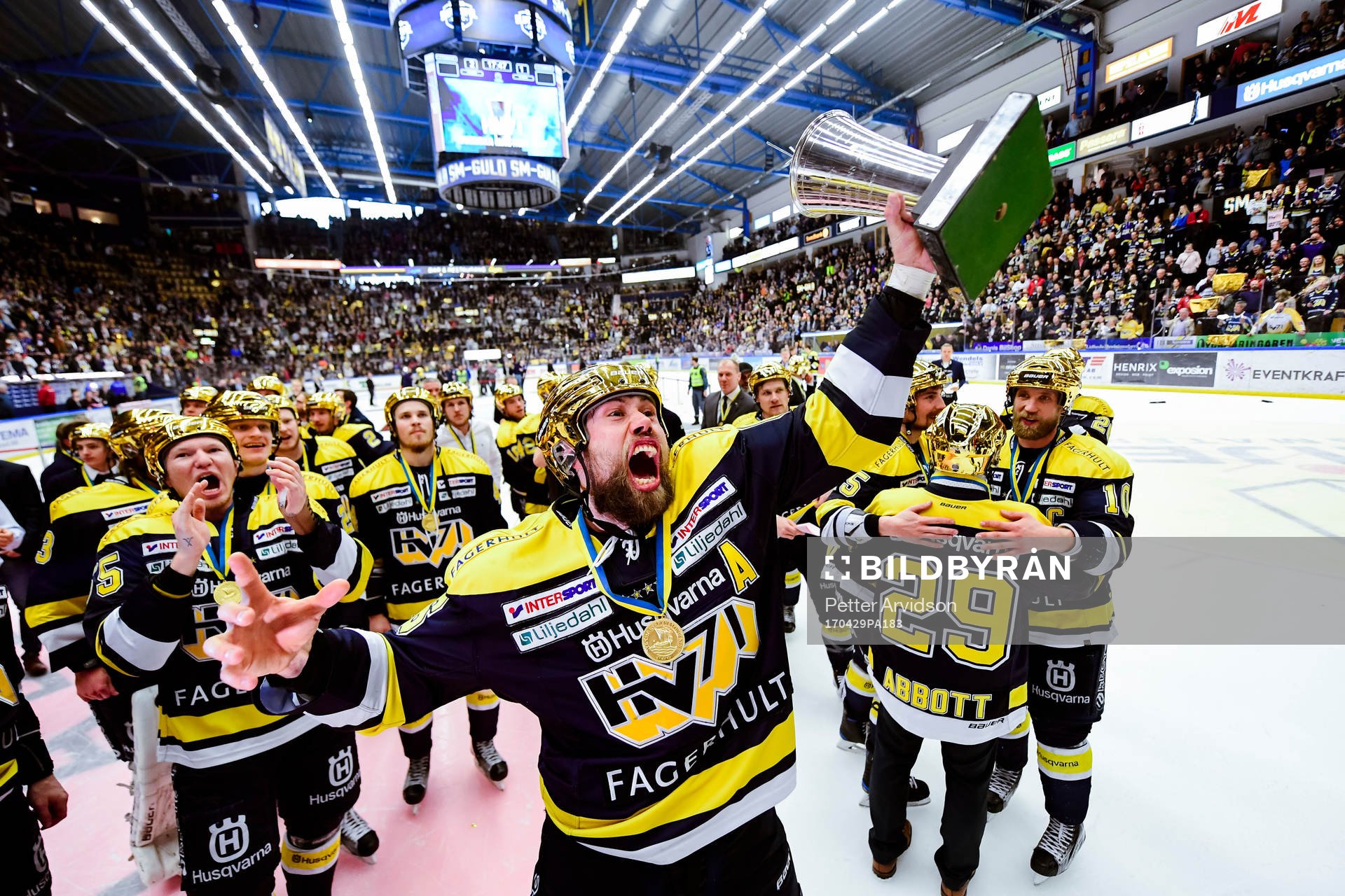 s Christoffer Persson  jublar med pokalen