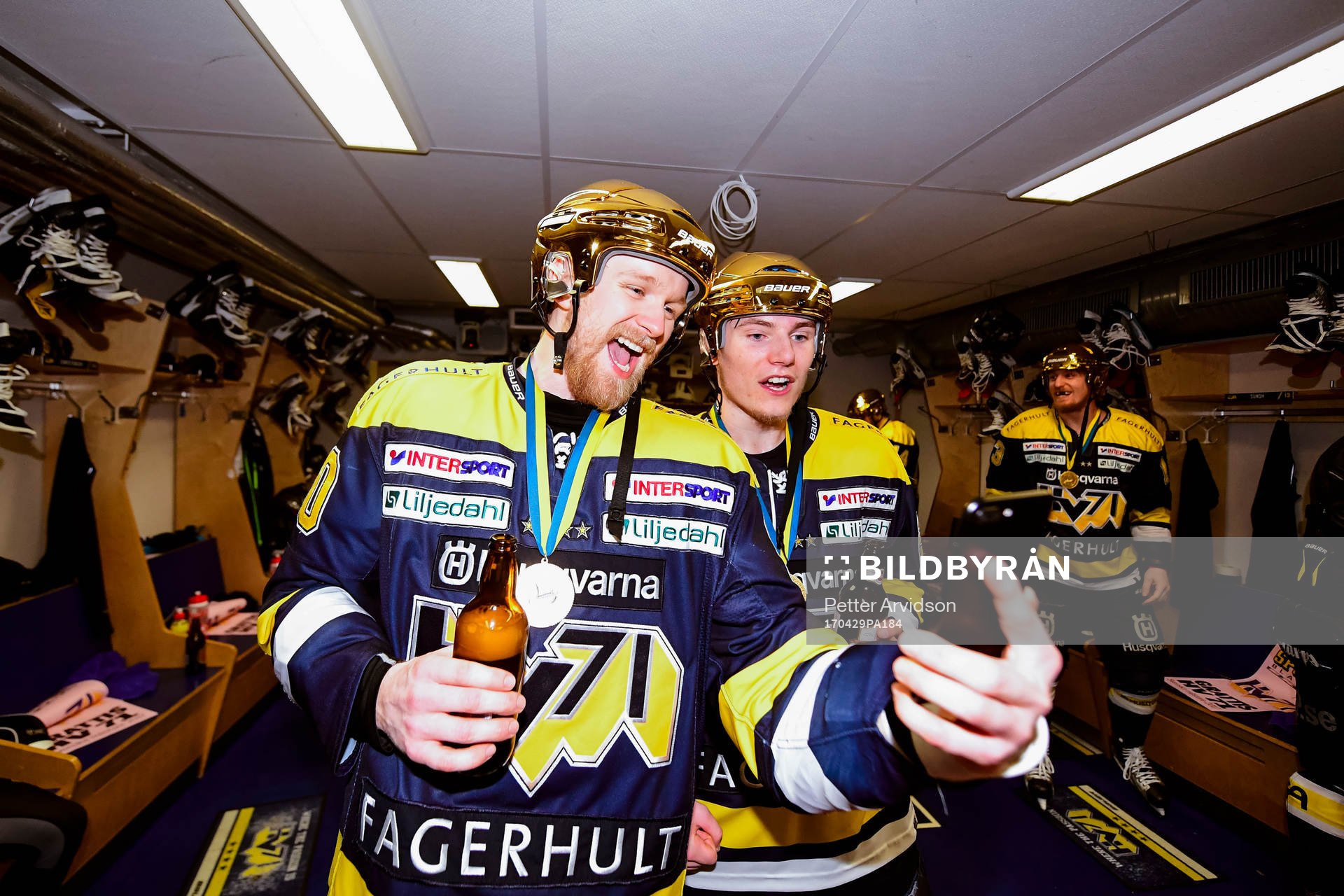 s Ted Brithén och Lias Andersson jublar med pokalen