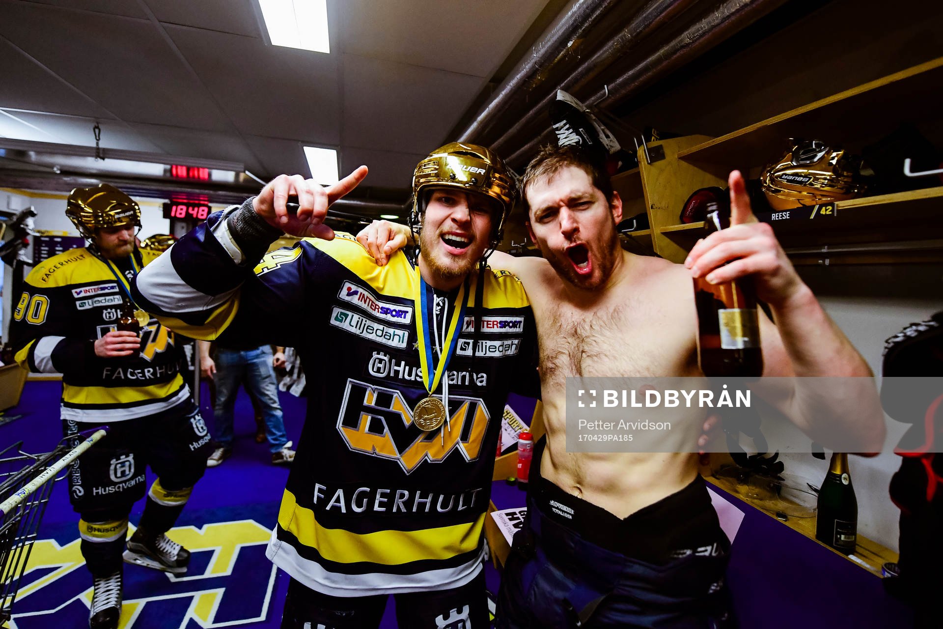 s Mikko Lehtonen och Dylan Reese  jublar med pokalen