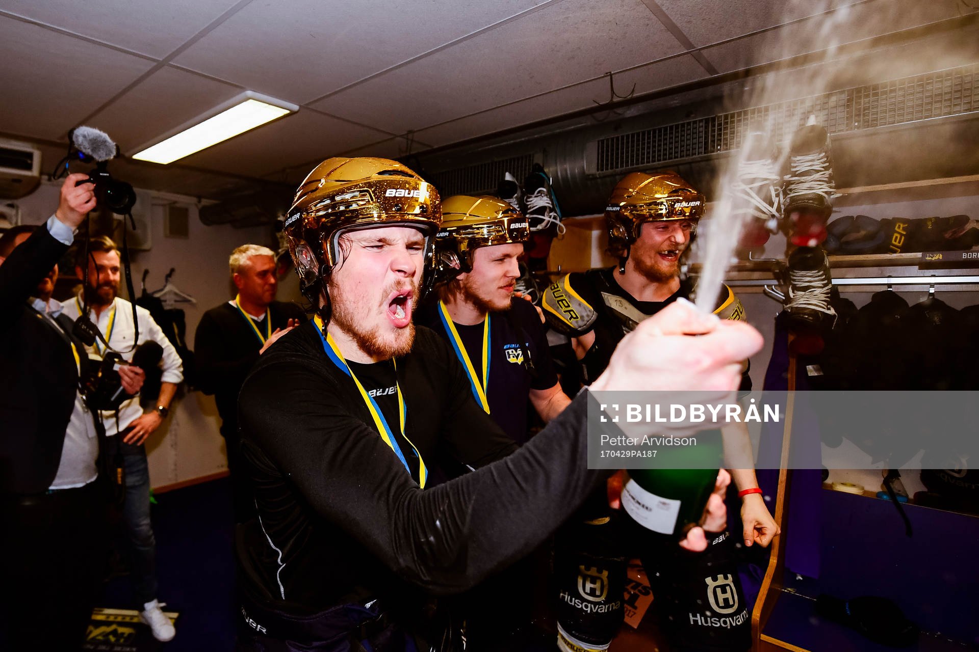 s Mikko Lehtonen jublar i omklädningsrummet