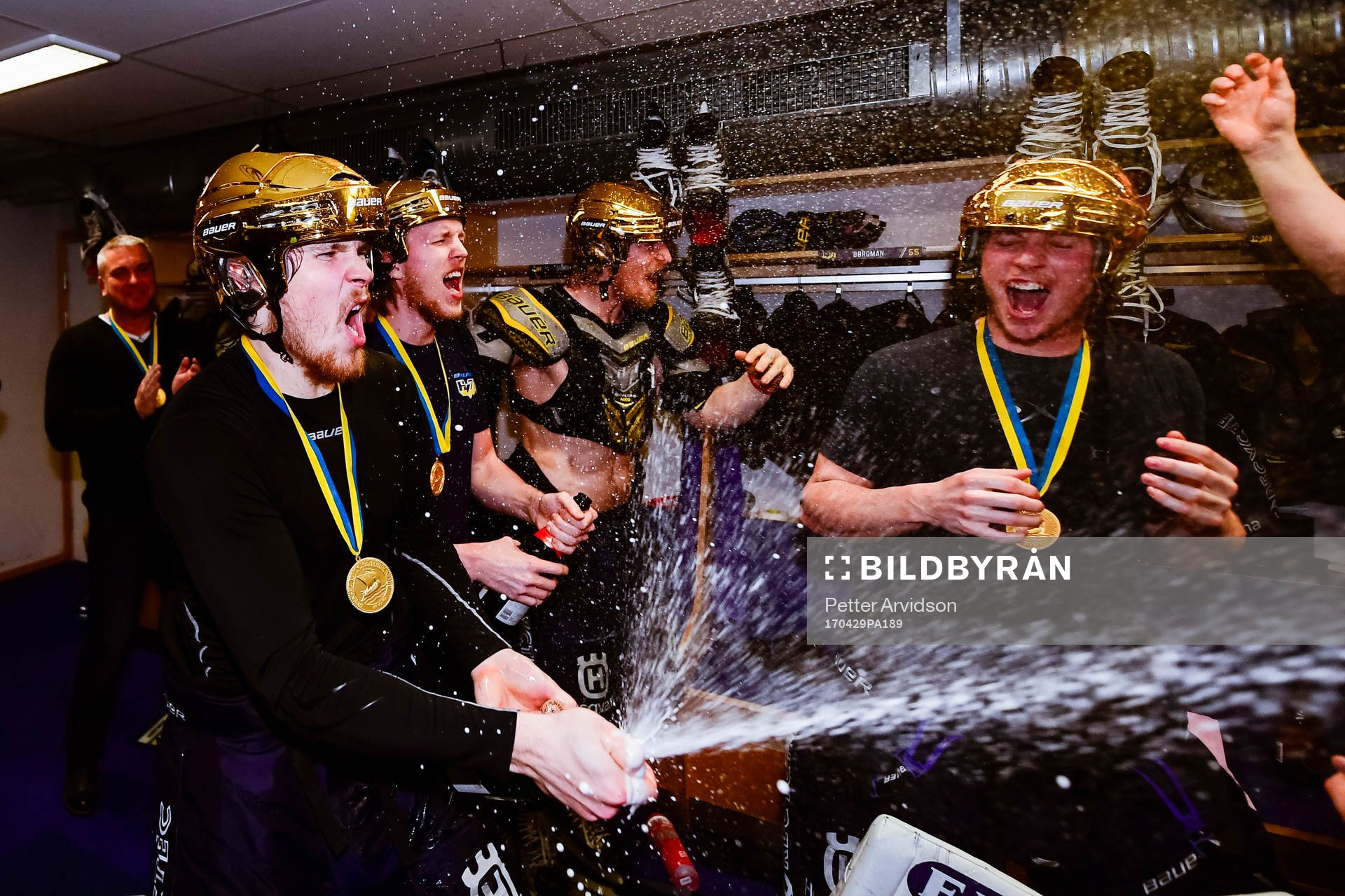 s Mikko Lehtonen jublar i omklädningsrummet