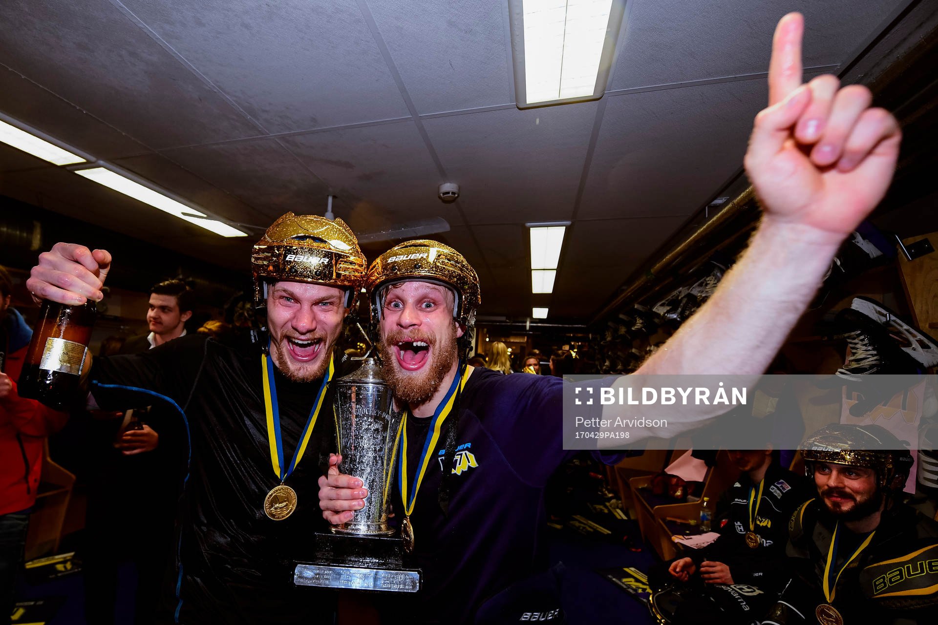 s Simon Önerud och Mattias Tedenby jublar i