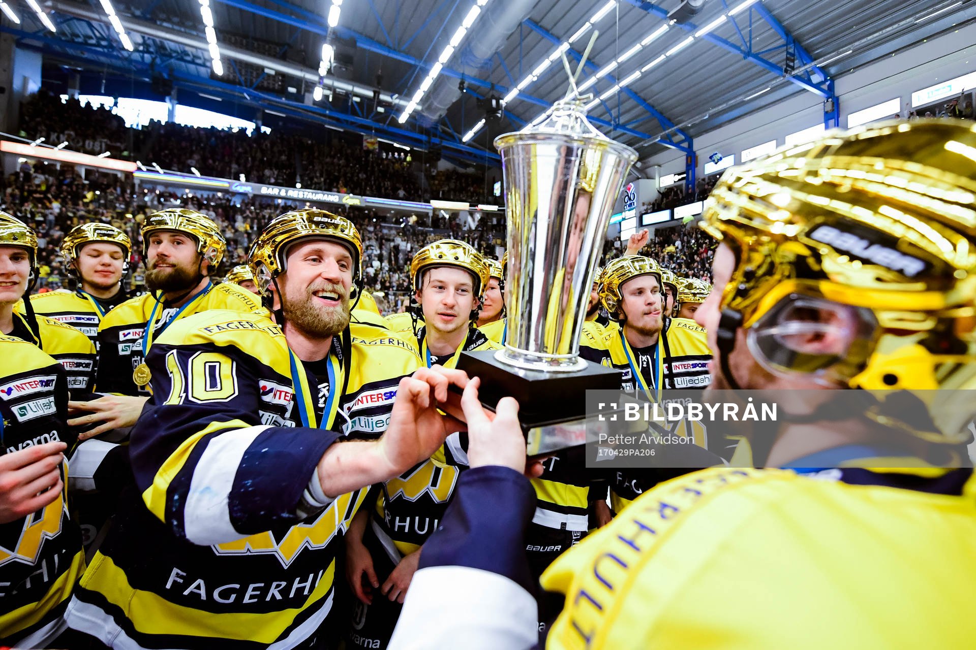 s Martin Thörnberg och Pär Arlbrandt  jublar med pokalen